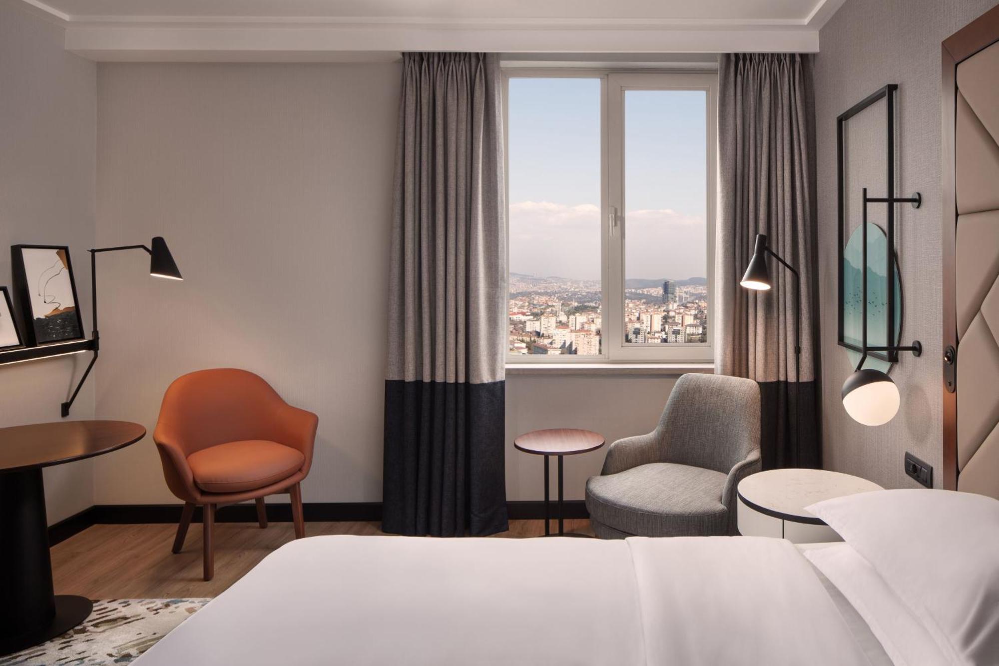 Deluxe King Room Panoramic City View