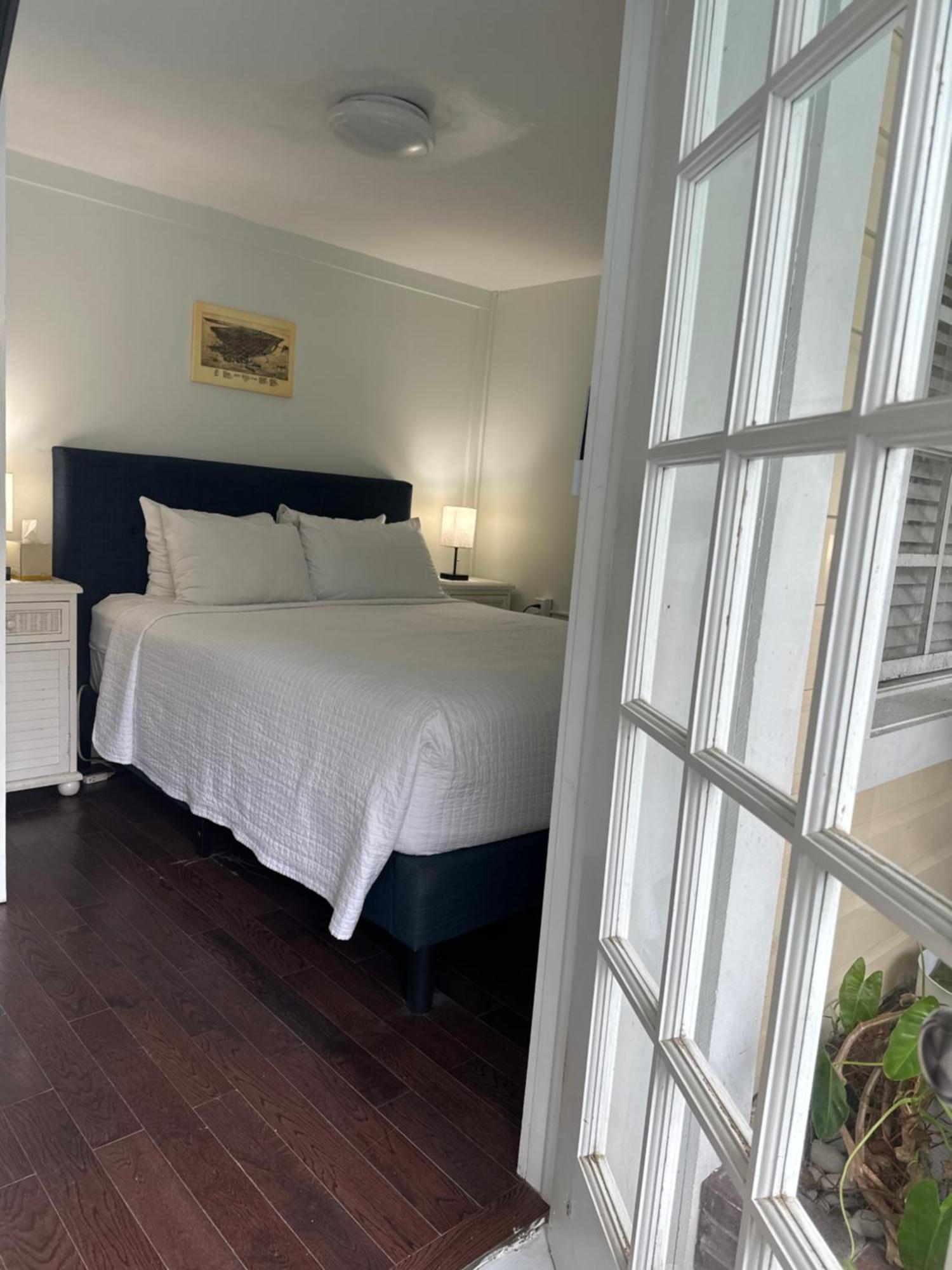 Tiny Queen Room