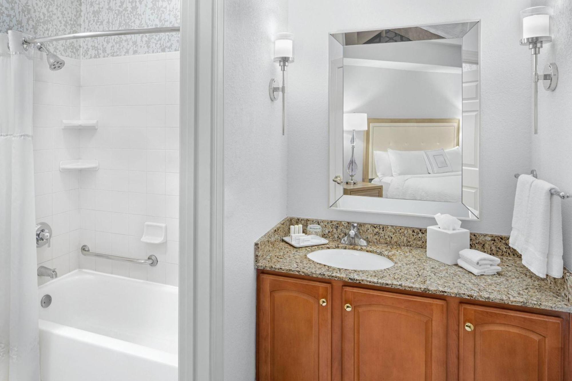 1 Bedroom 2 room Suite 2 Queen or 2 Double Sofa bed,1618276728:JPEG
