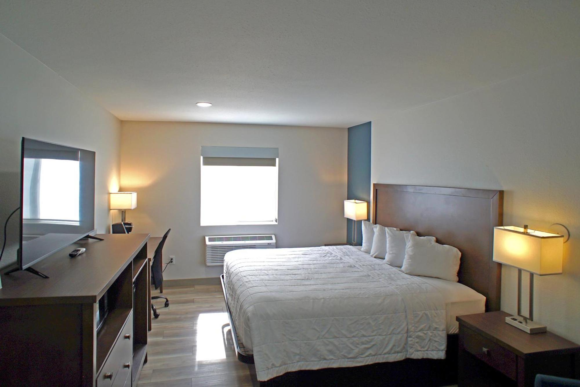 King Room with Roll-in Shower - Mobility Access/Non-Smoking