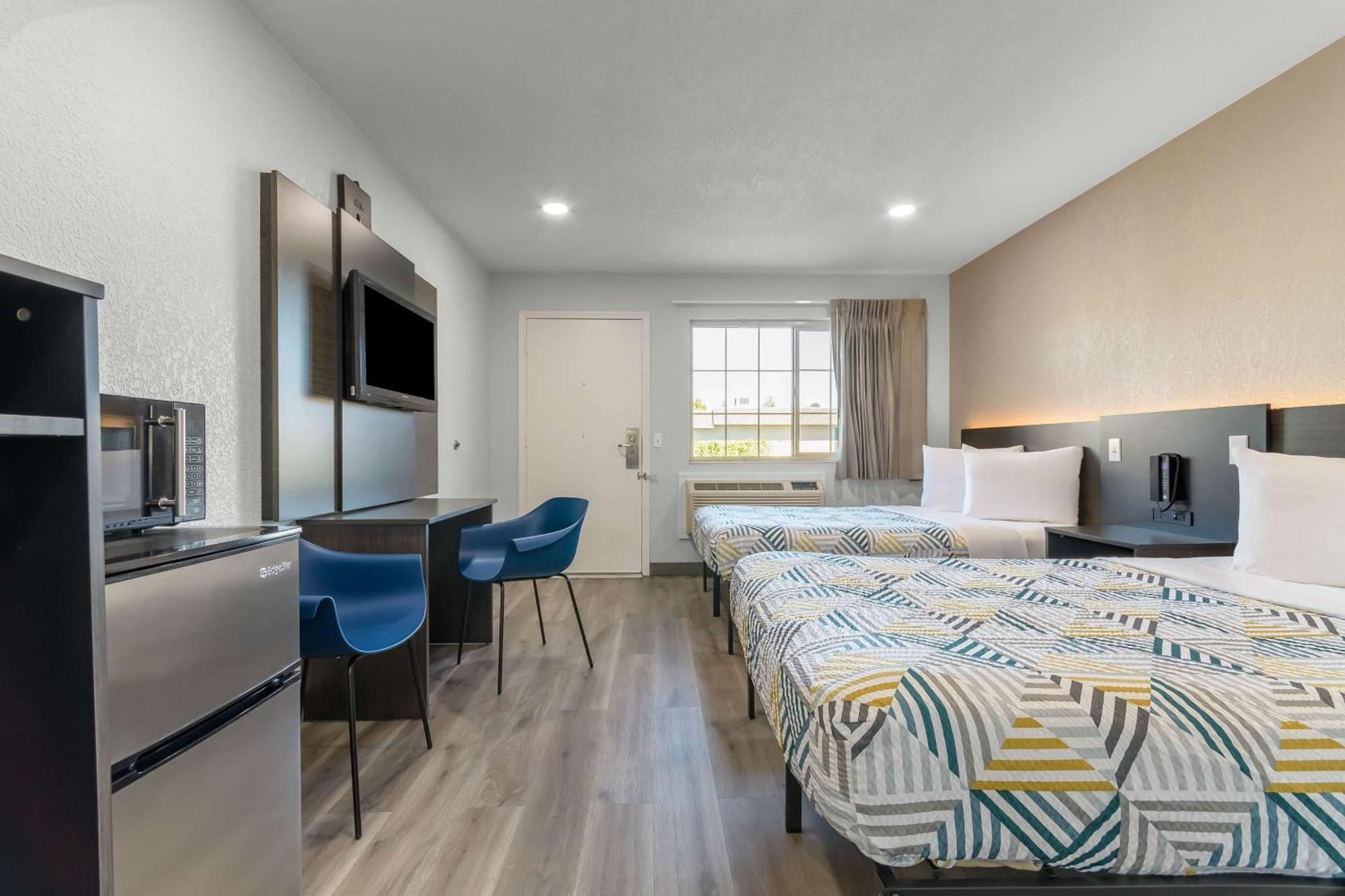 Standard Room- 2 Full Beds - Accessible - Roll In shower- Non-Smoking
