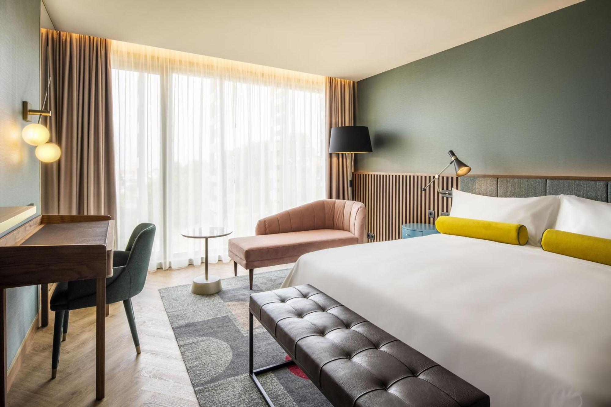 Deluxe King Room City View