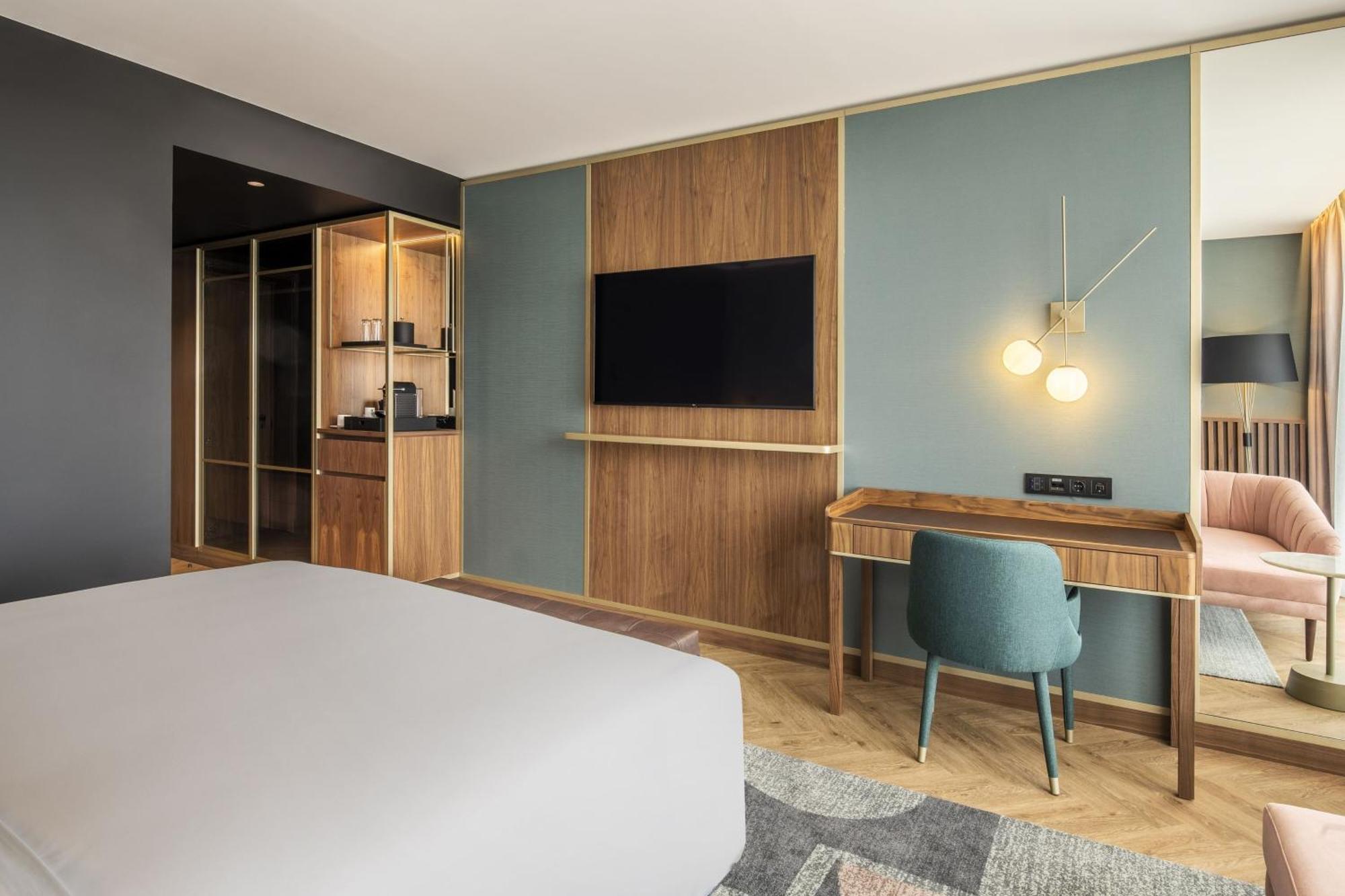 Deluxe King Room City View