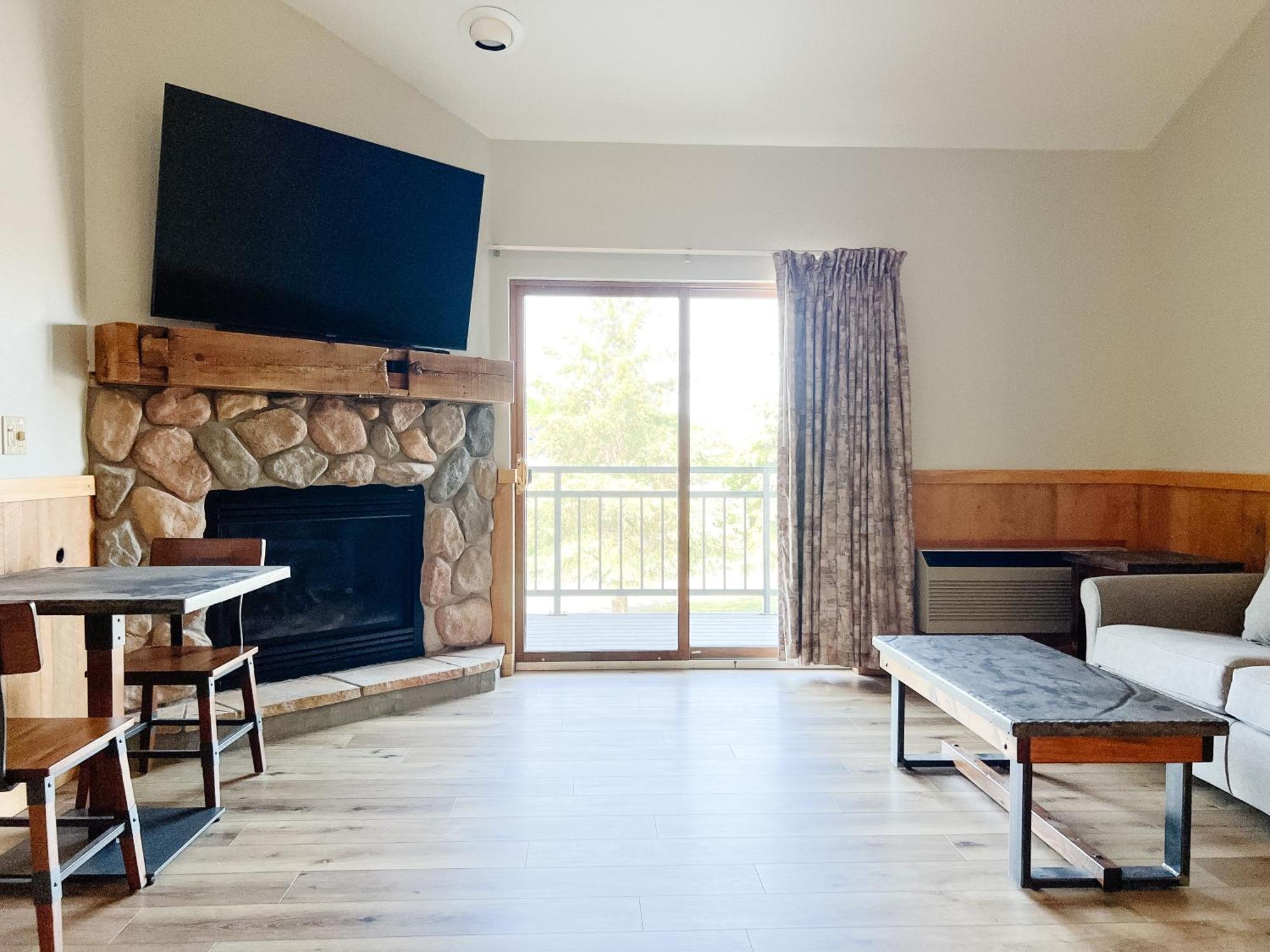 Deluxe Queen Suite