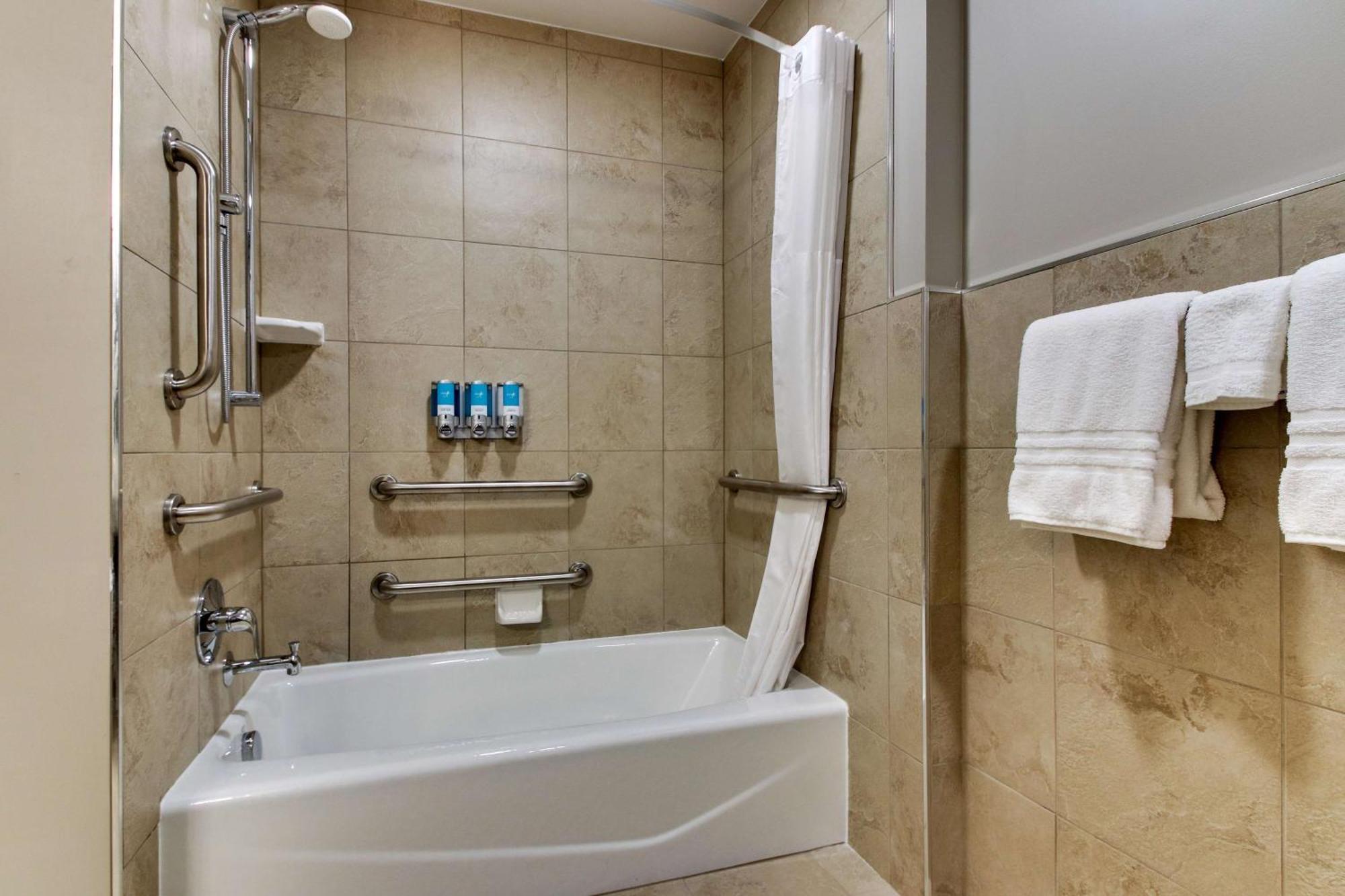 Queen Suite with Sofa Bed - Hearing Accessible, Tub