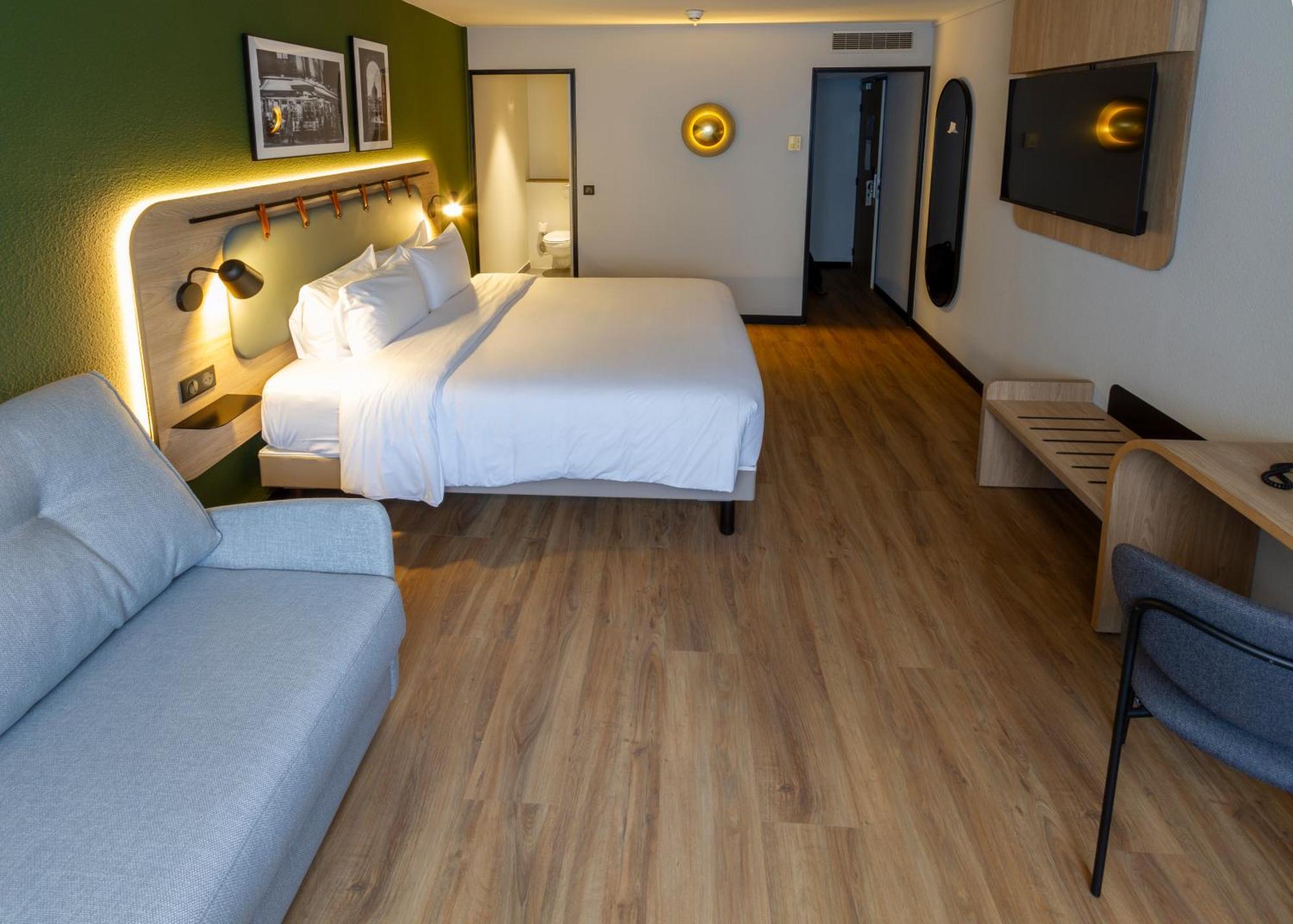Standard room 1 Queen Bed modular bed