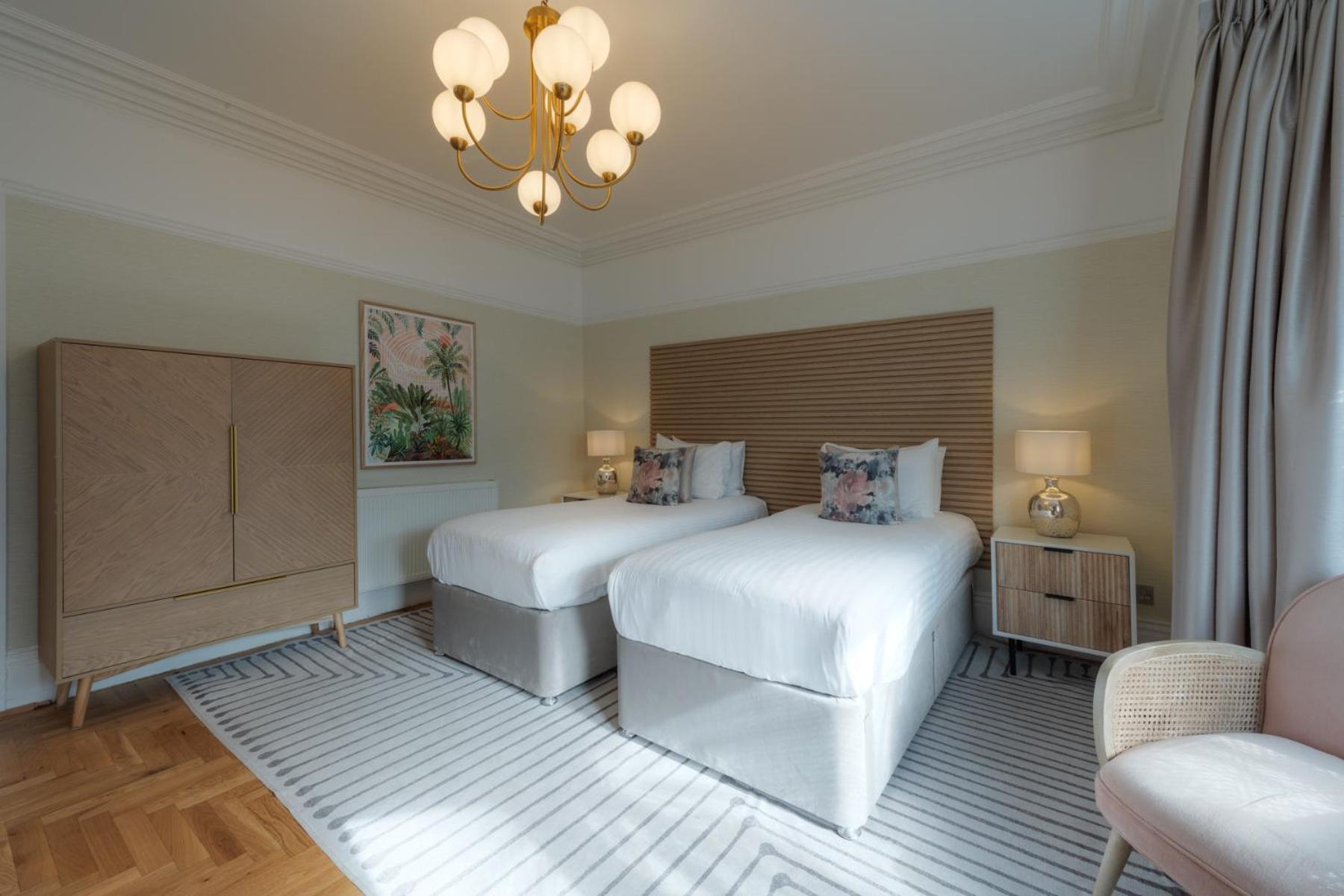 Luxury Twin Room Shower