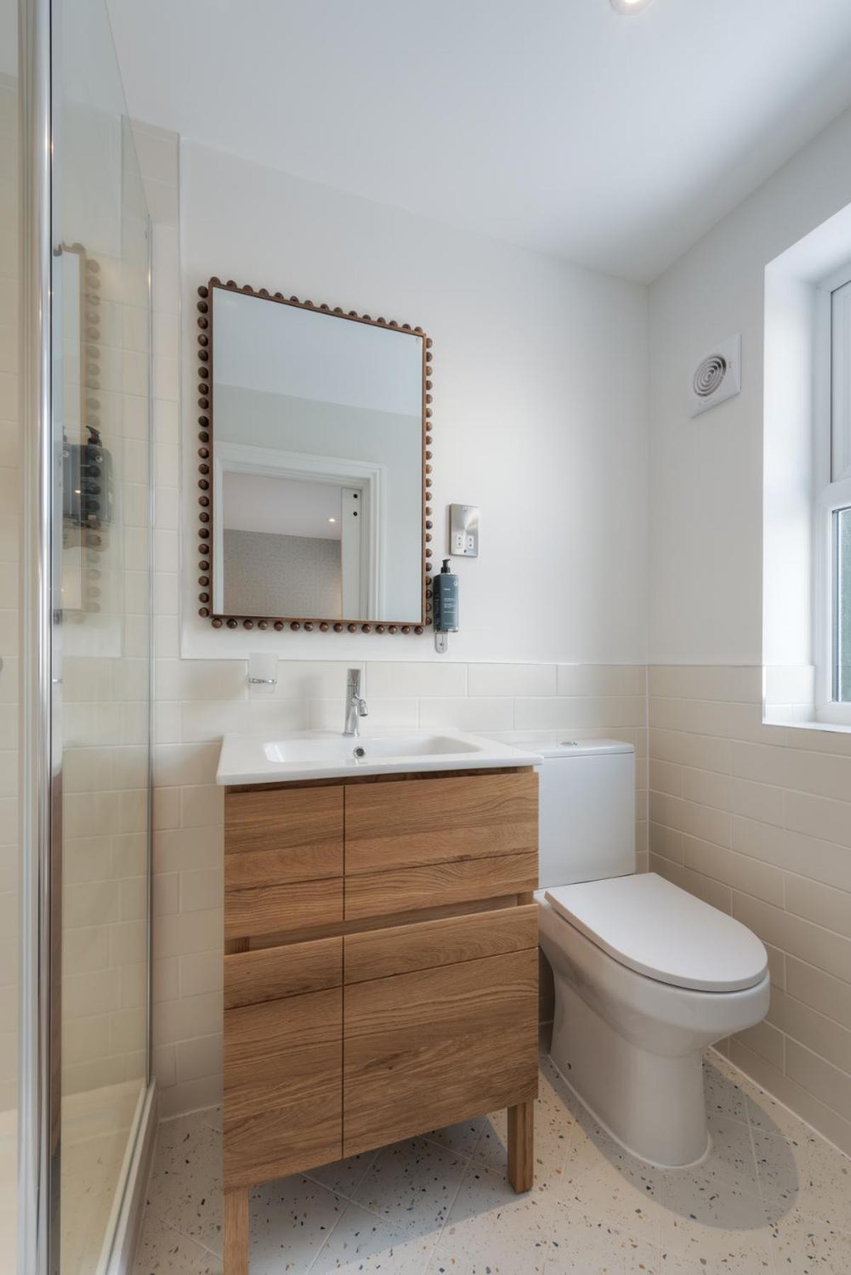 Executive King Shower Annex