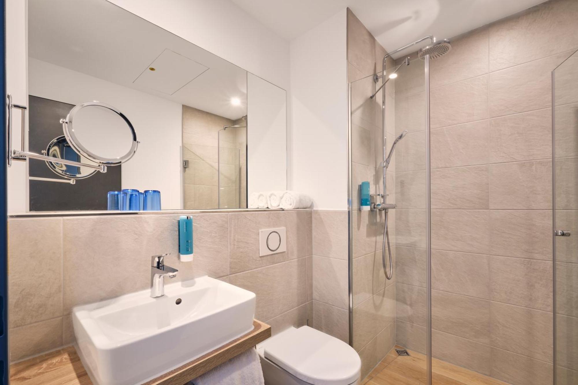 Business Doppelzimmer mit ebenerdiger Dusche und Balkon