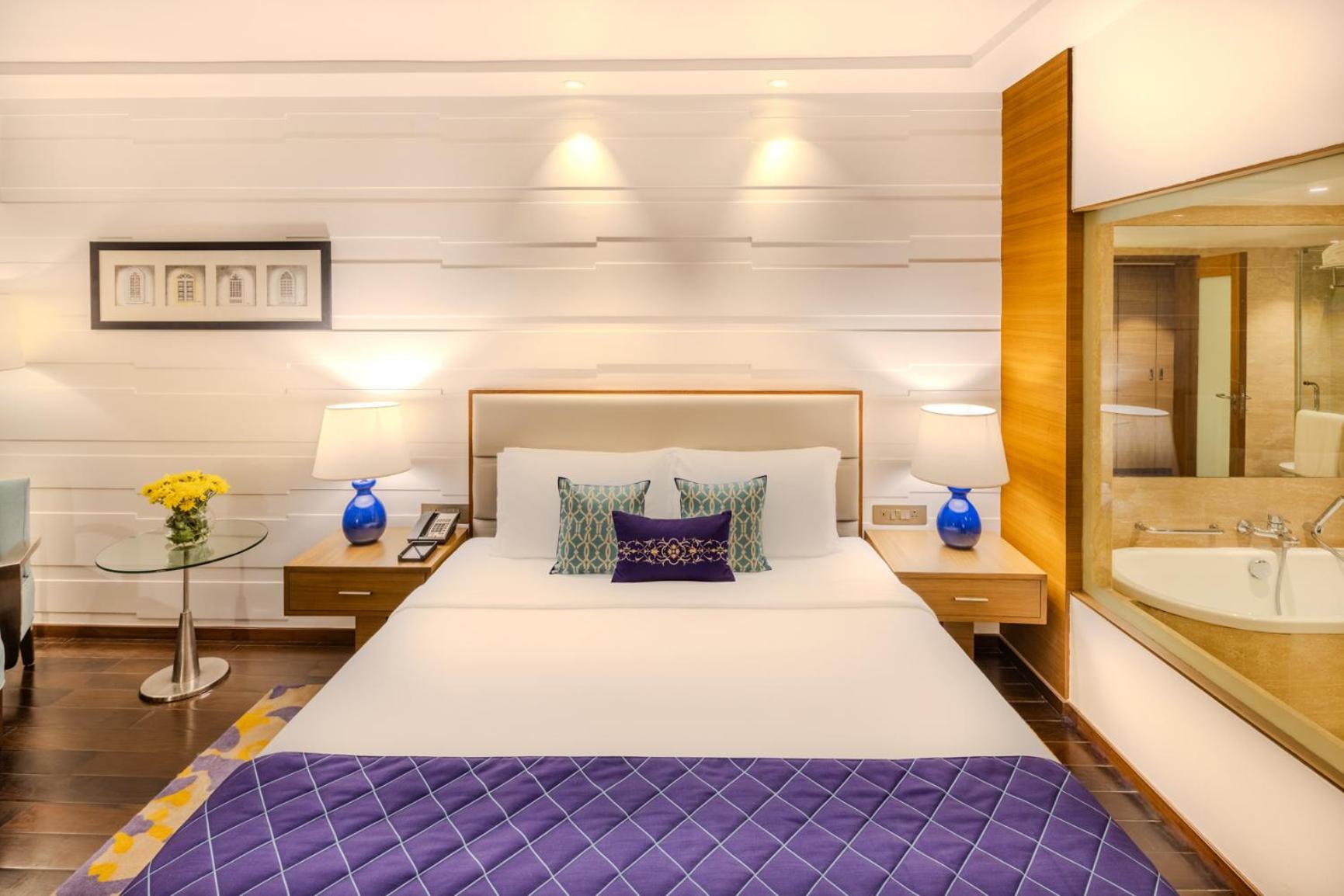 Deluxe Room City View King Bed