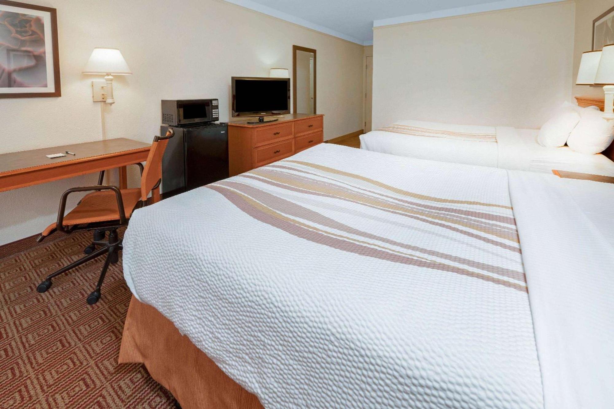 Deluxe Room with Two Queen Beds/Pet-Friendly, Non-Smoking