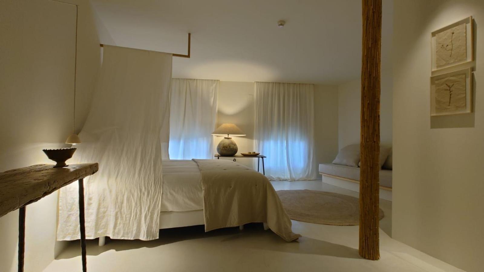 Deluxe Double Room Mallorca king-size bed