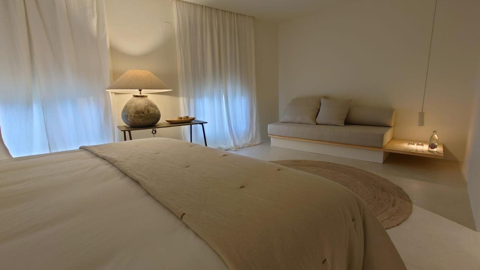 Deluxe Double Room Mallorca king-size bed