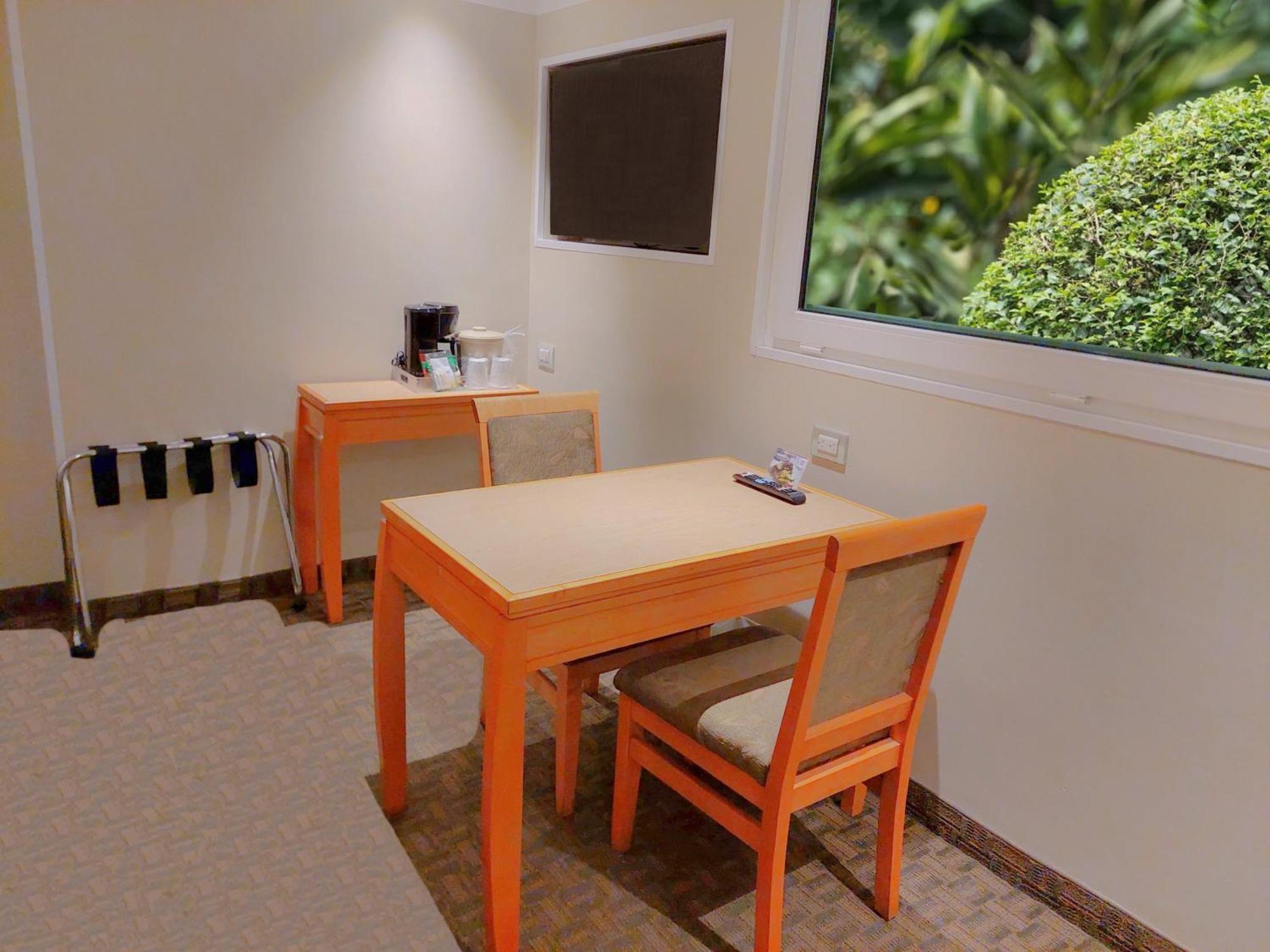 Habitación Doble Estándar con vistas a la piscina - Cama doble grande