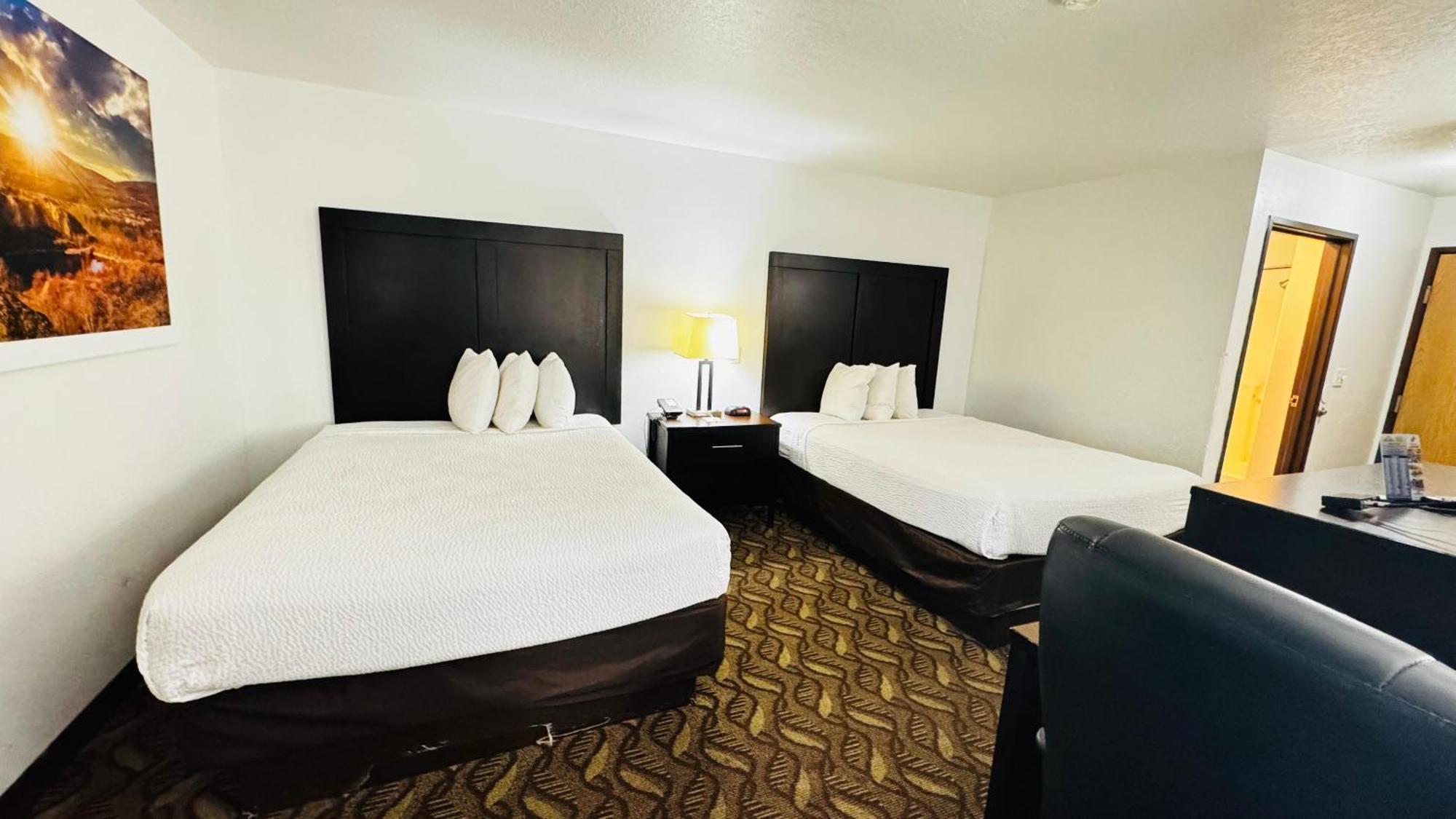 Room One King Two Queen Beds Non-Smoking
