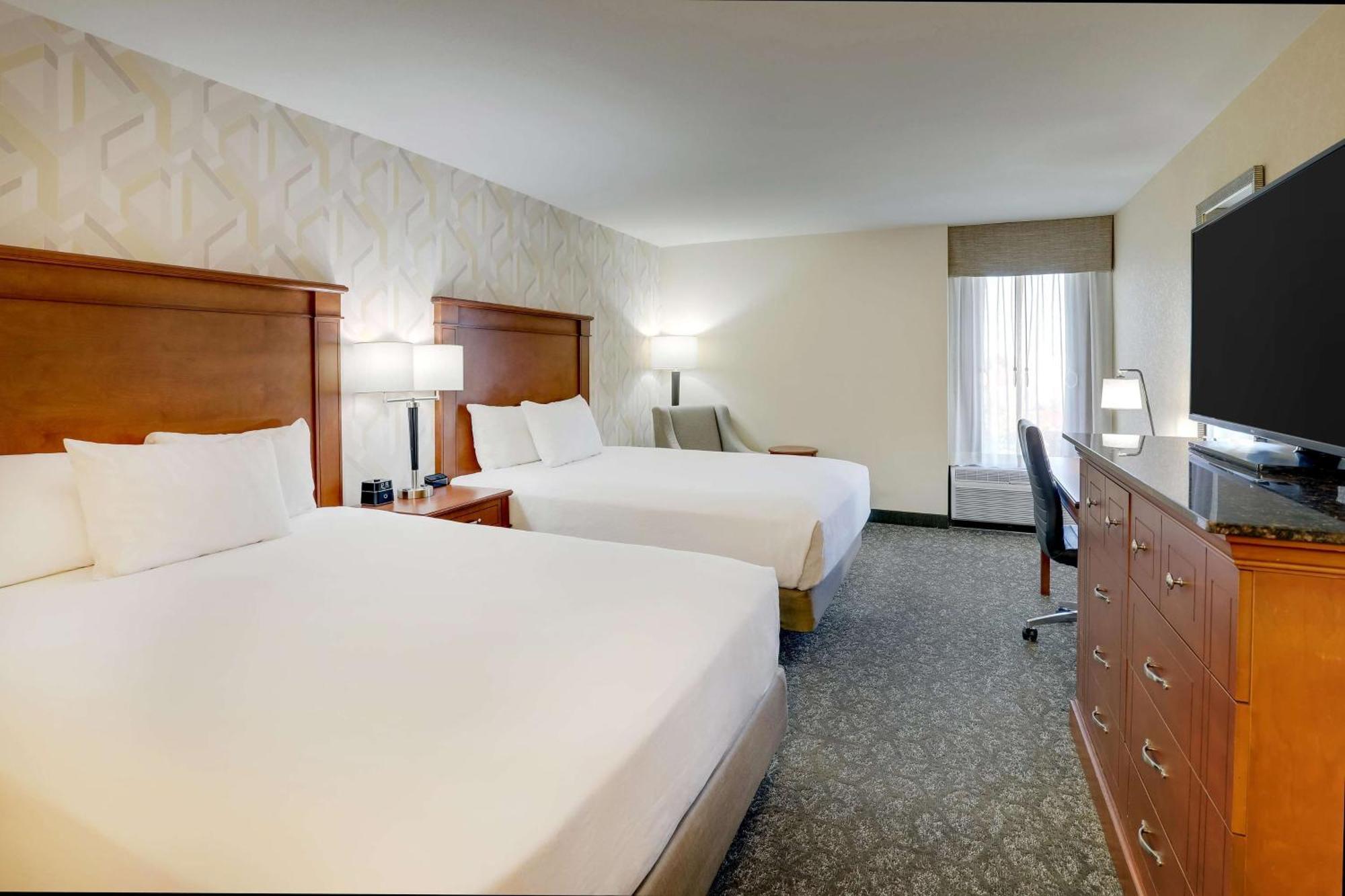 Deluxe Queen Room Two Queen Beds Accessible Tub