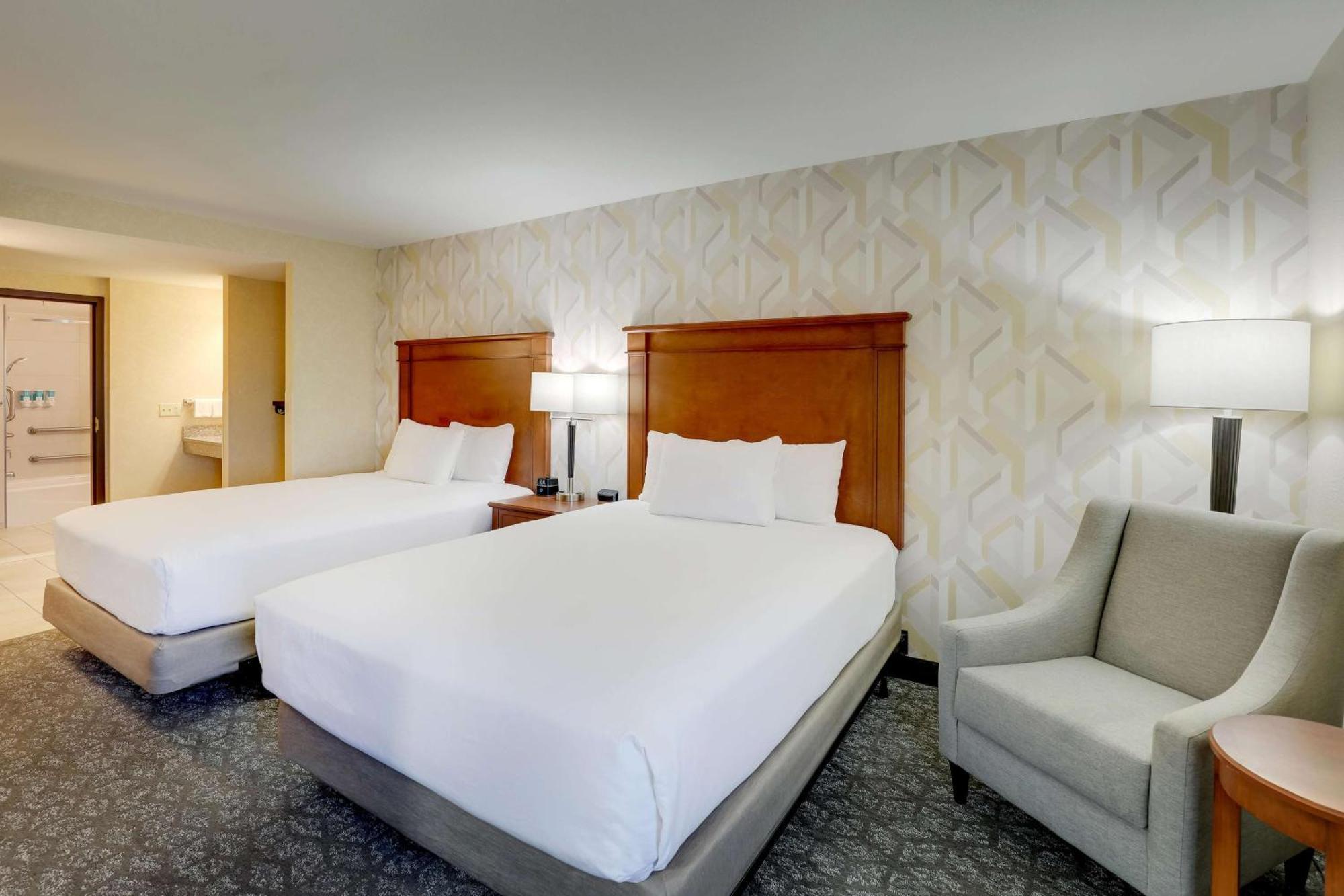 Deluxe Queen Room Two Queen Beds Accessible Tub