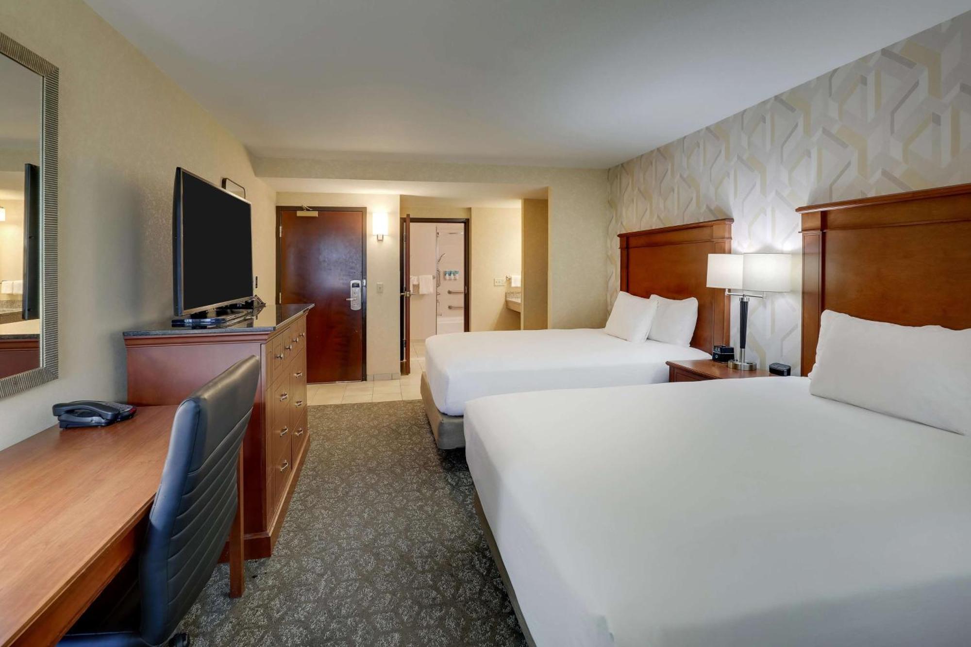 Deluxe Queen Room Two Queen Beds Accessible Tub