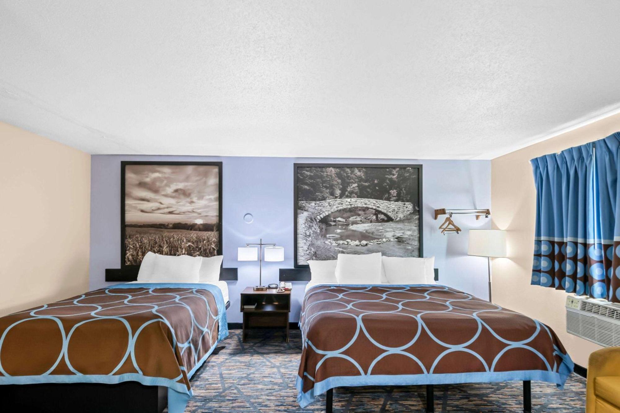 King Bed and 1 Double Bed, Studio Suite, Non-Smoking