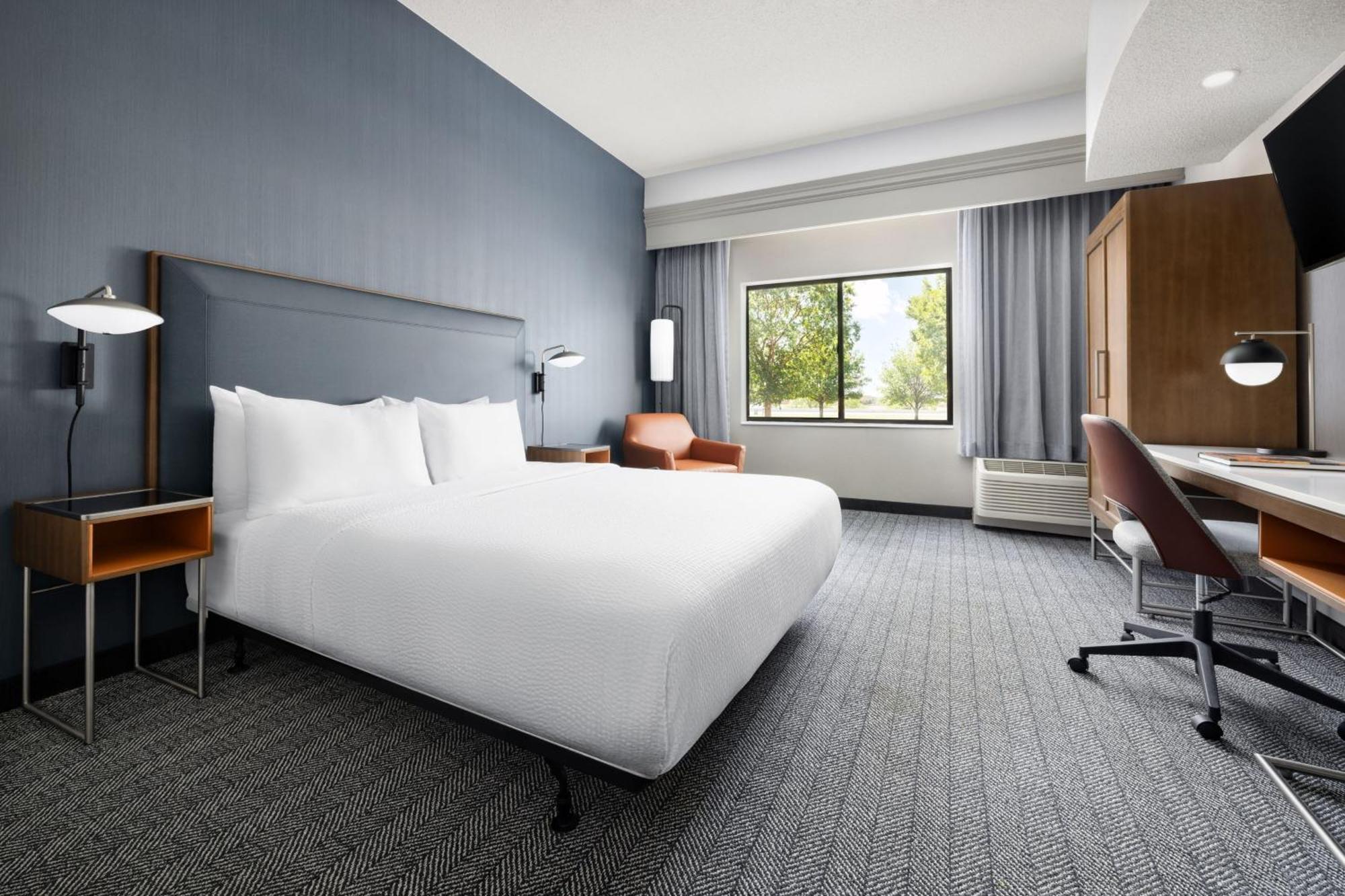 King Room with Bathtub - Mobility Access/Hearing Accessible