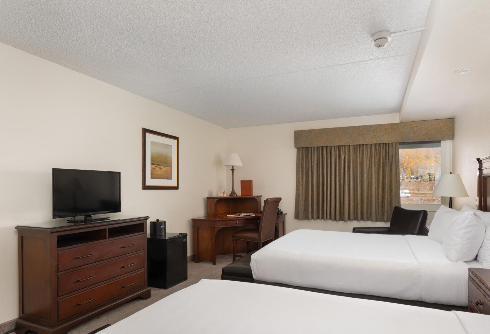 Queen Room Two Queen Beds Valley View