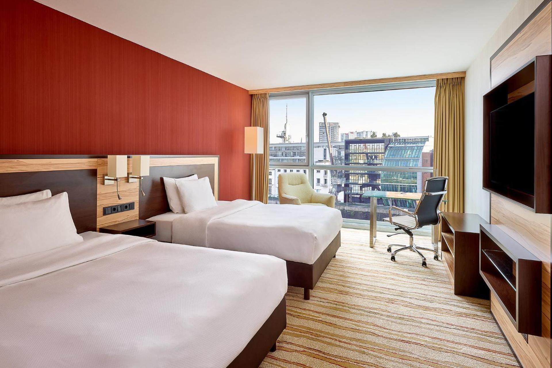 Zimmer mit 2 Doppelbetten in einer oberen Etage