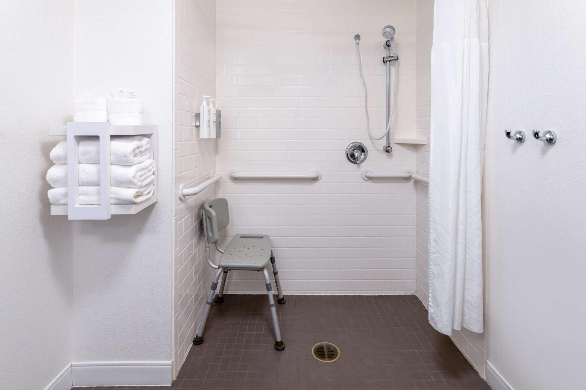 Queen Room with Roll-In Shower - Mobility Access/Non-Smoking