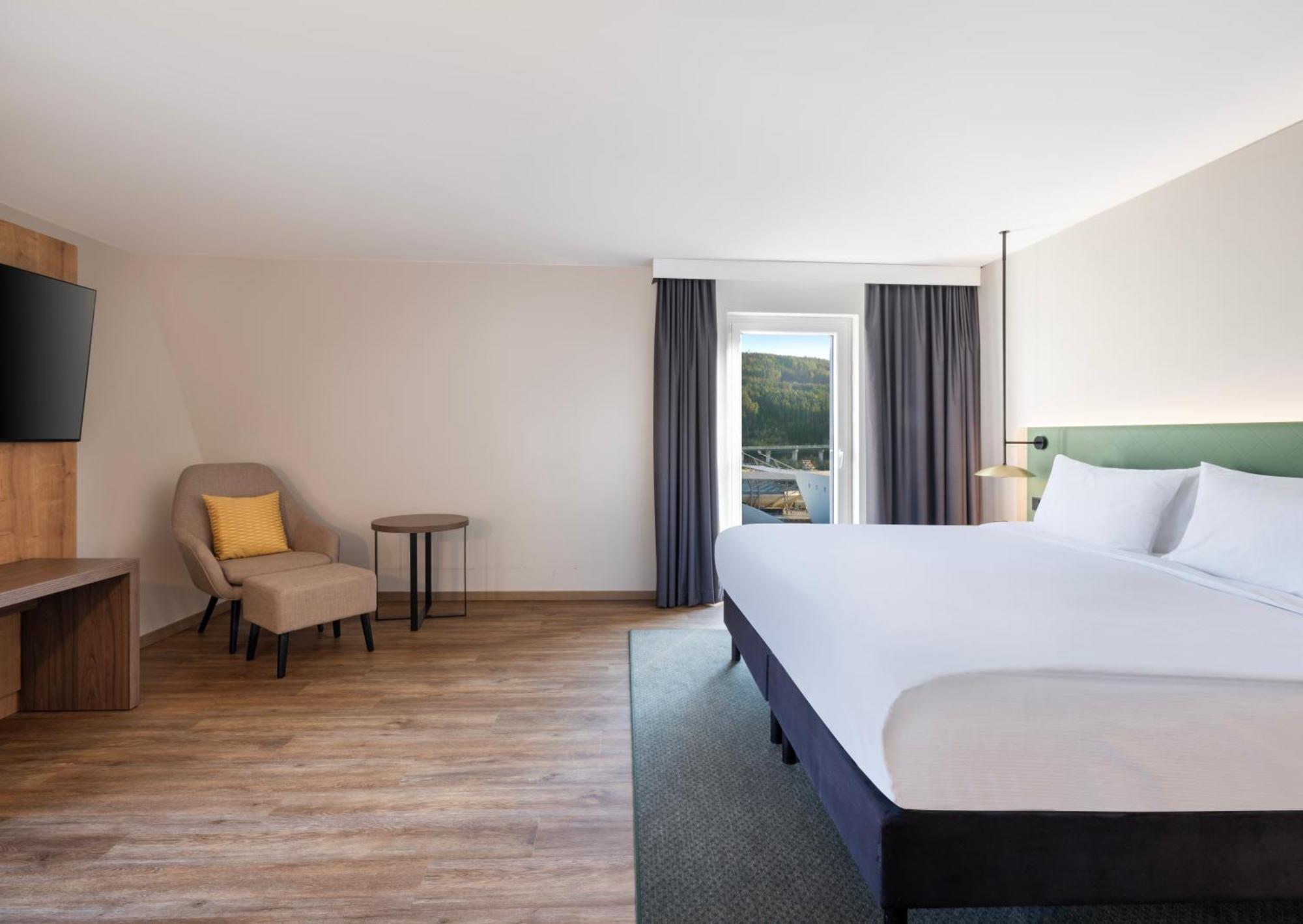 Deluxe King Corner Room