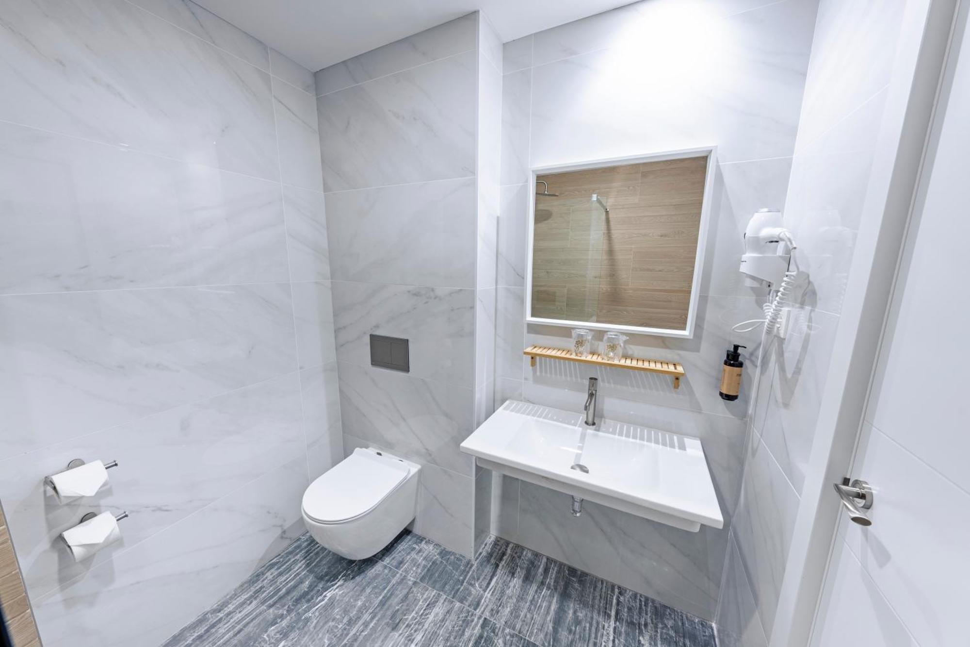 1 King Bed Suite