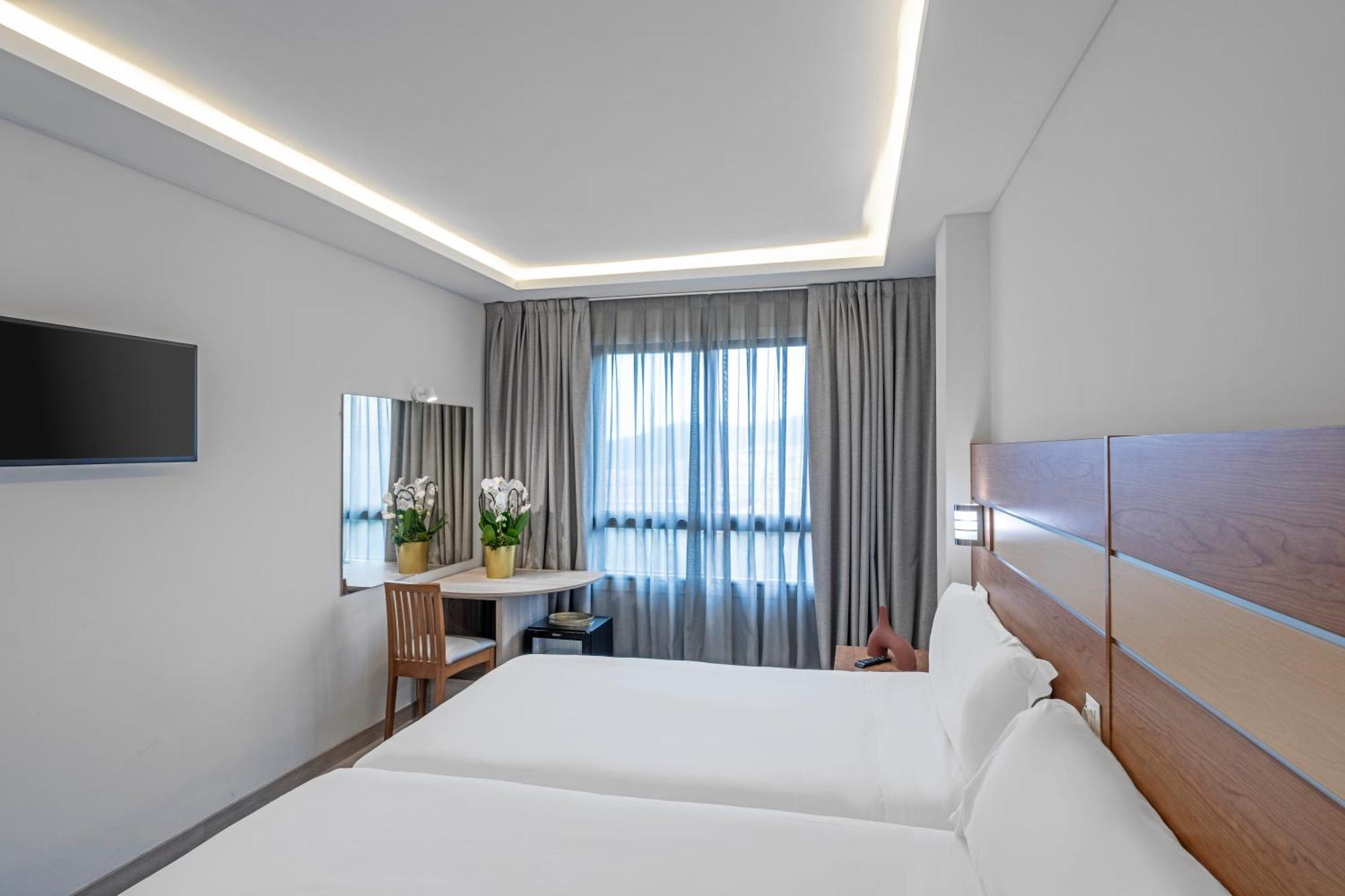 2 Single Beds