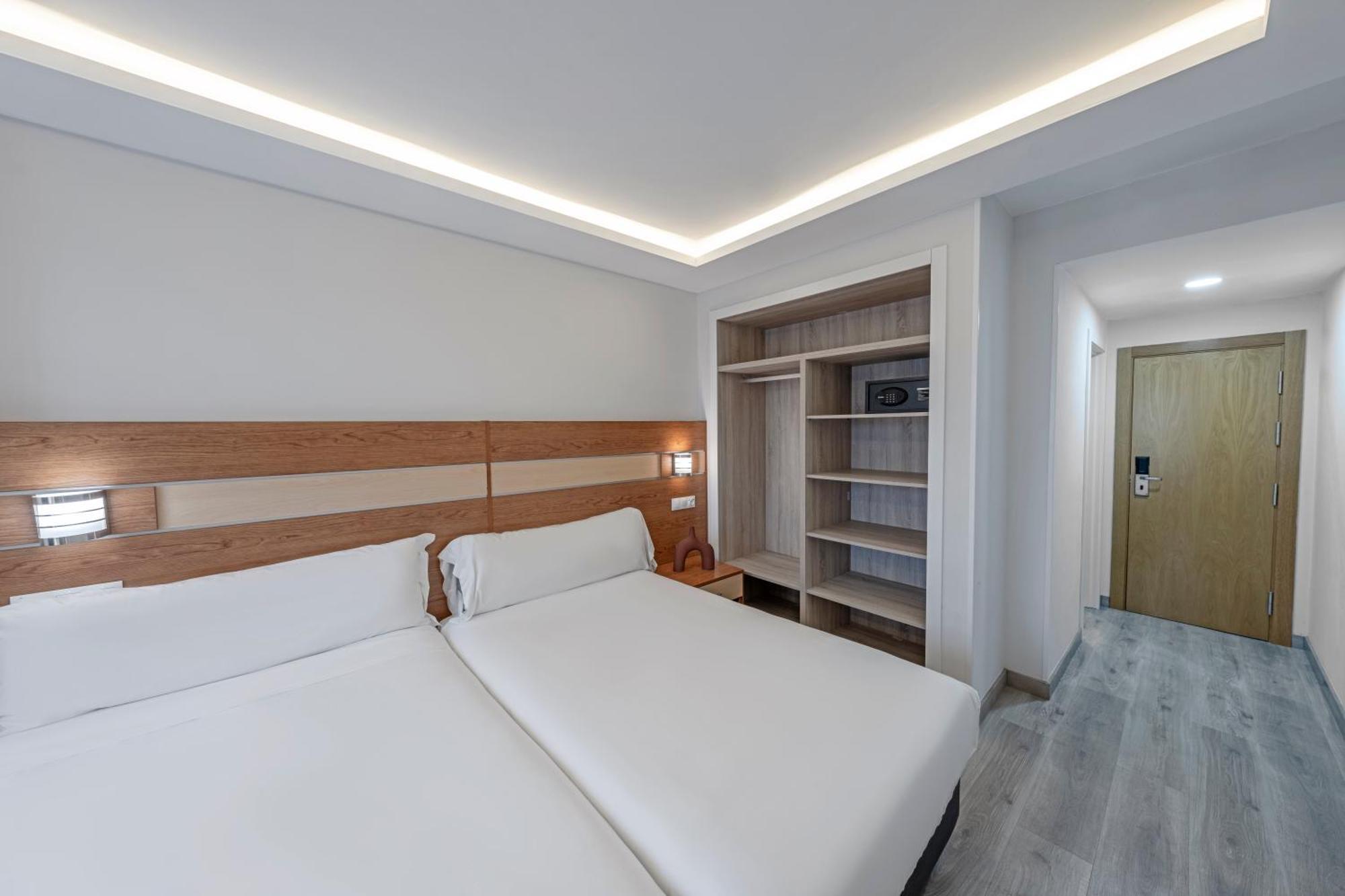 2 Single Beds