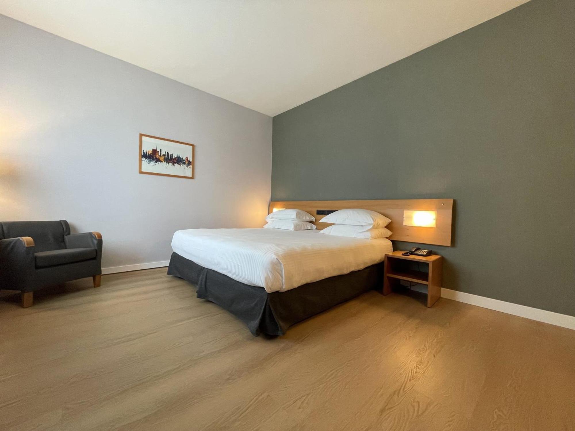 1 King Bed Premium