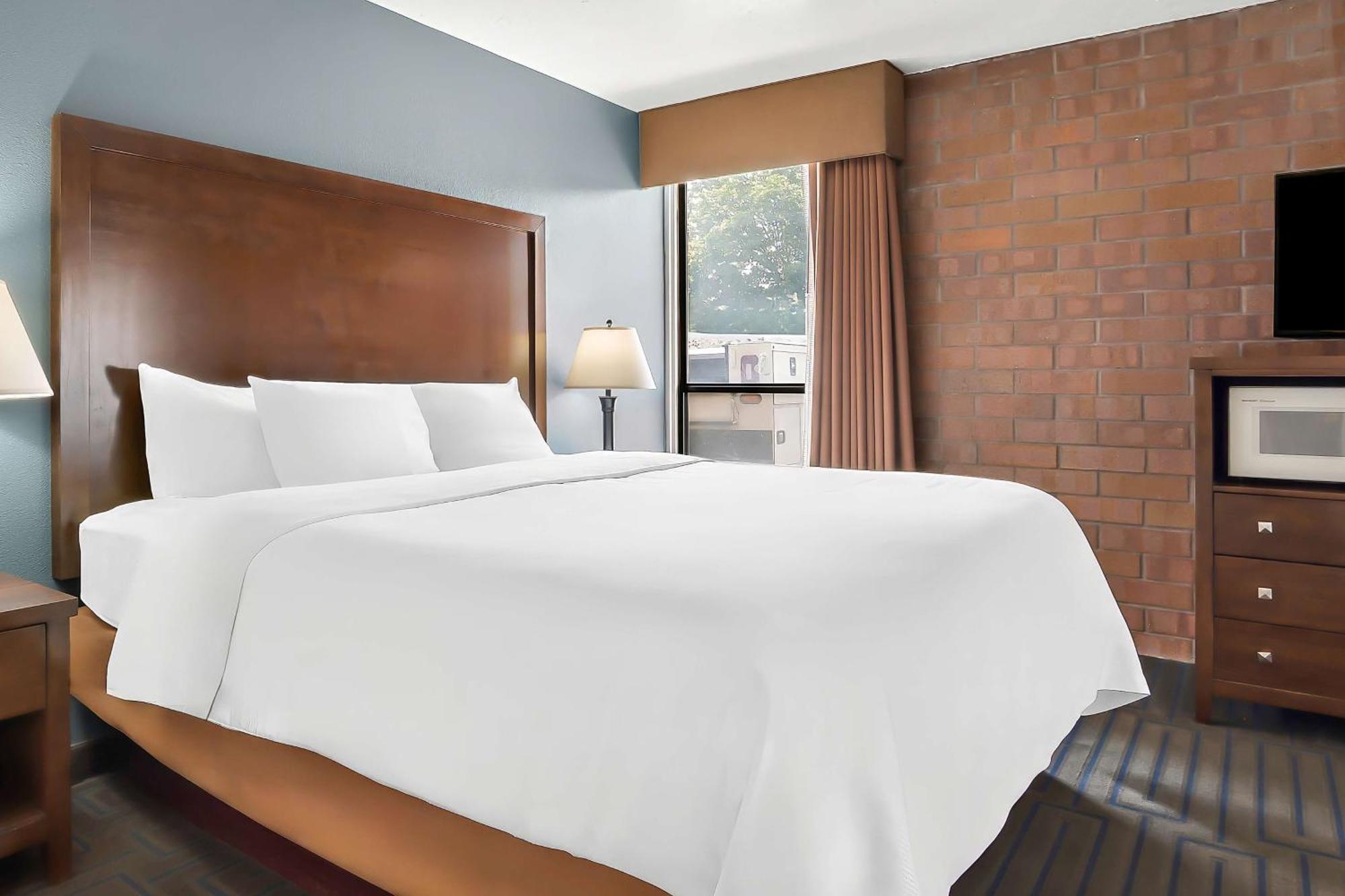 King Suite Roll Shower Balcony Disability Access or Non-Smoking