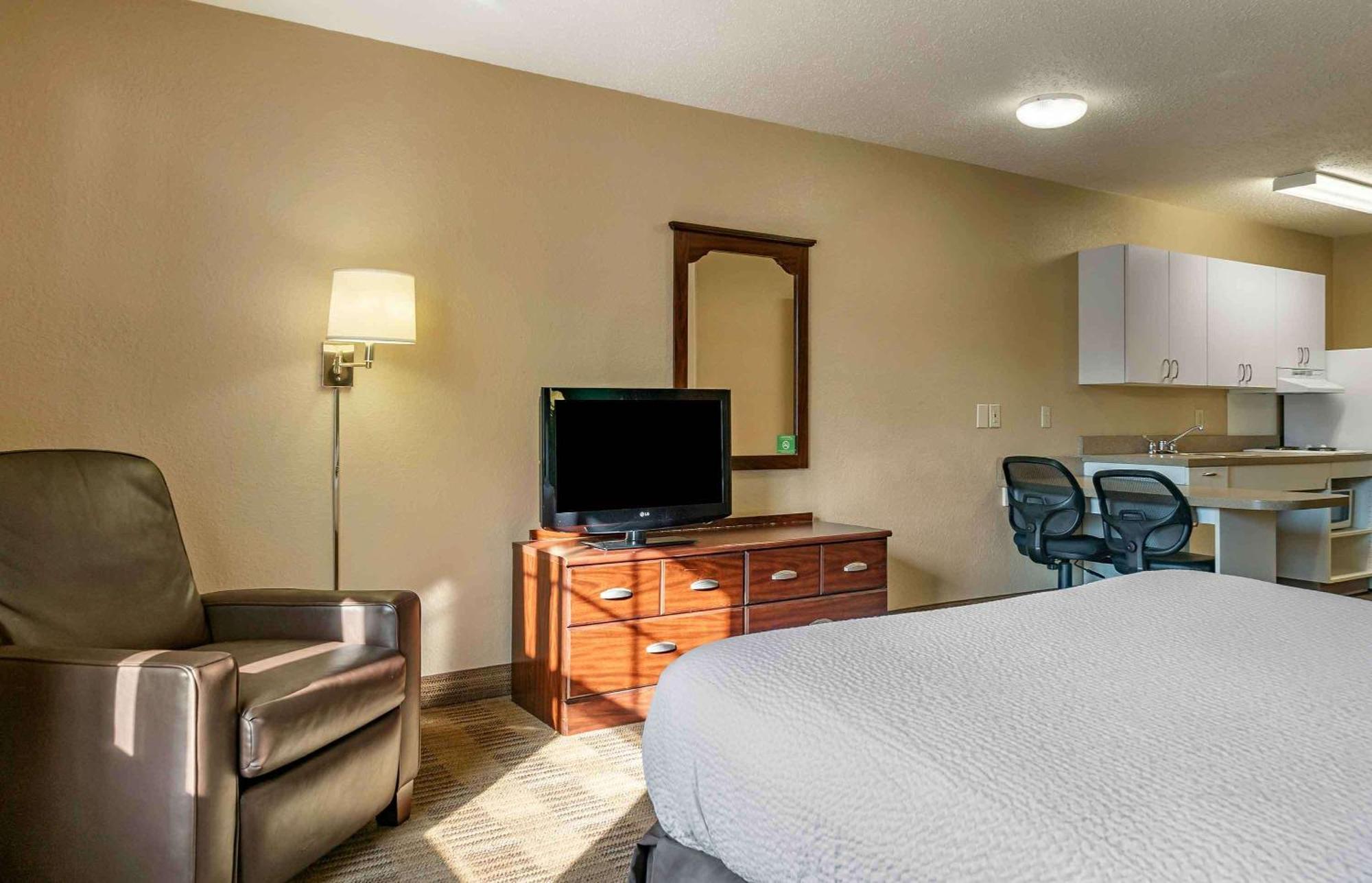 Queen studio 1 Queen Bed Disability Access or Non-Smoking
