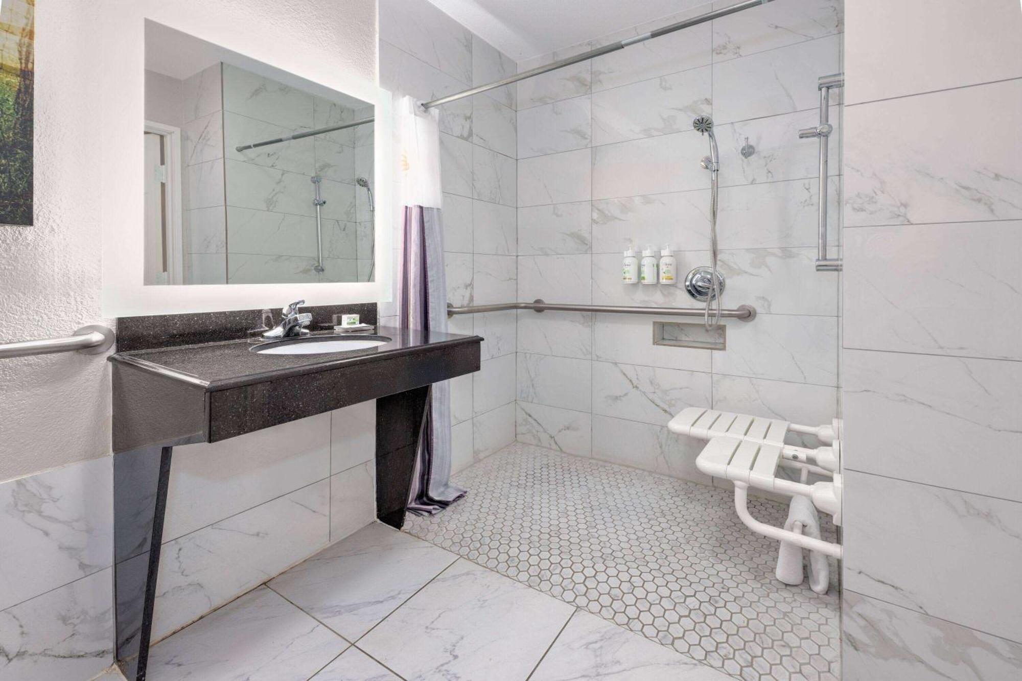 Deluxe Suite Spa Bath,1682943611:JPEG