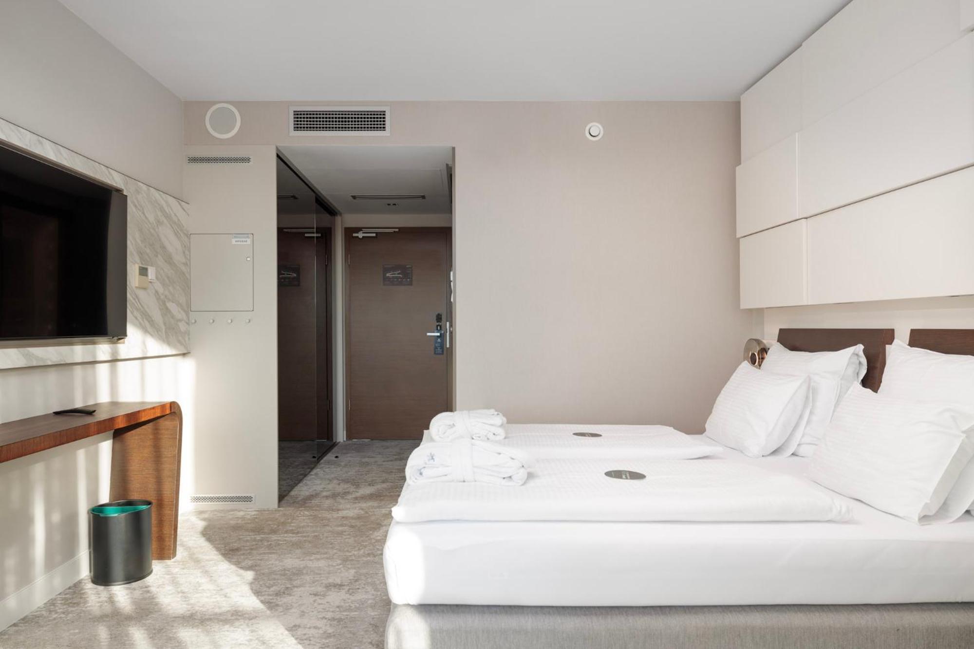 Standard Queen Room with Side Sea View