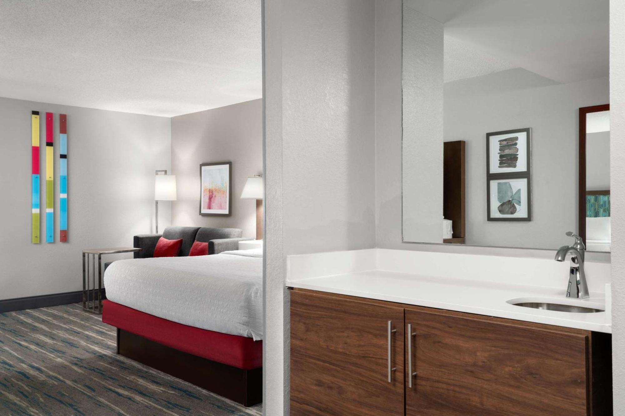 Deluxe King Room with Wetbar - Non-Smoking