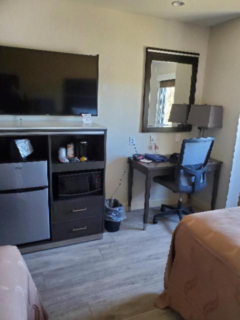 Queen Room Two Queen Beds Disability Access or Non-Smoking or Near Lobby