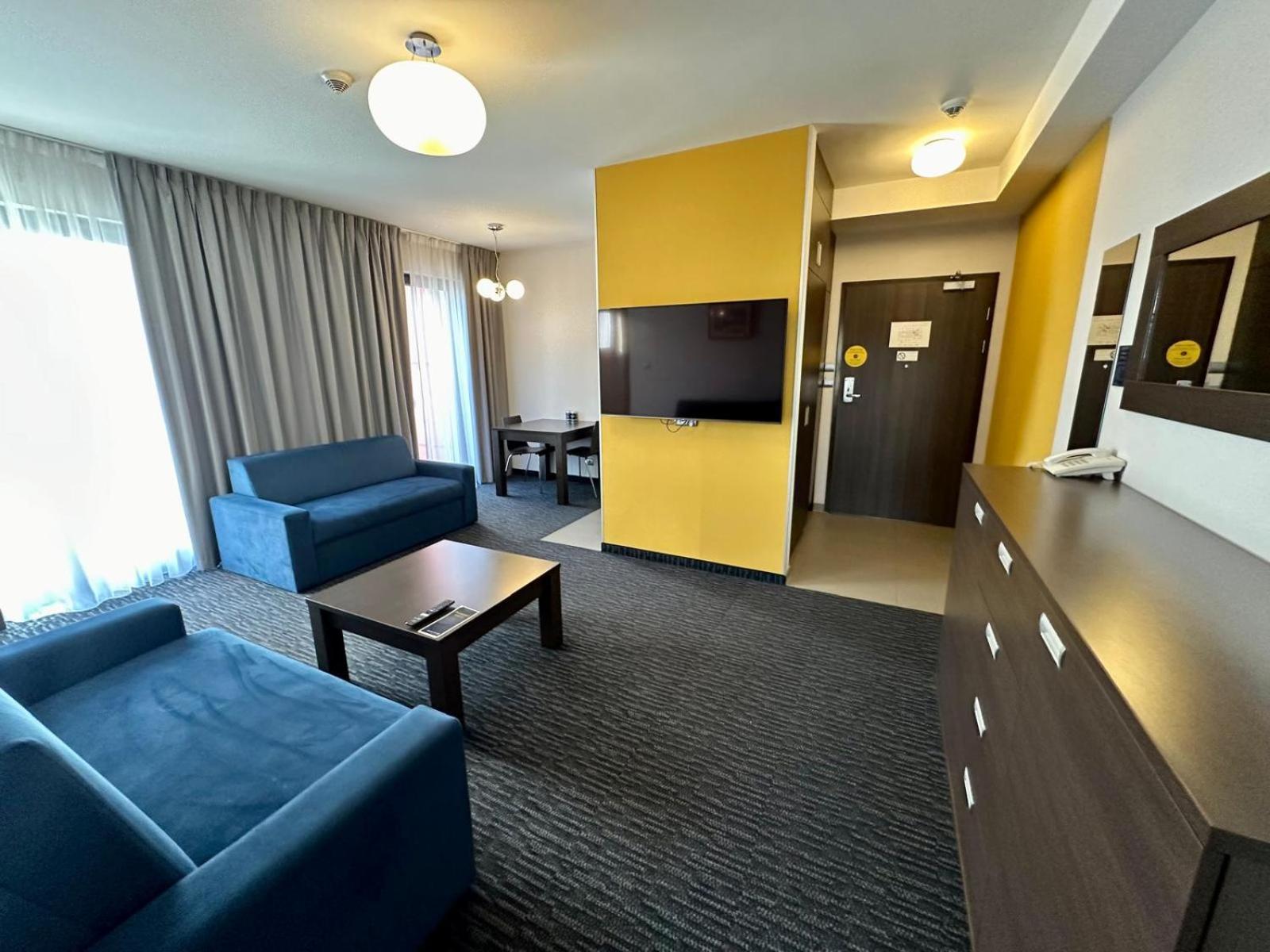 Studio Plus 2 Single Beds
