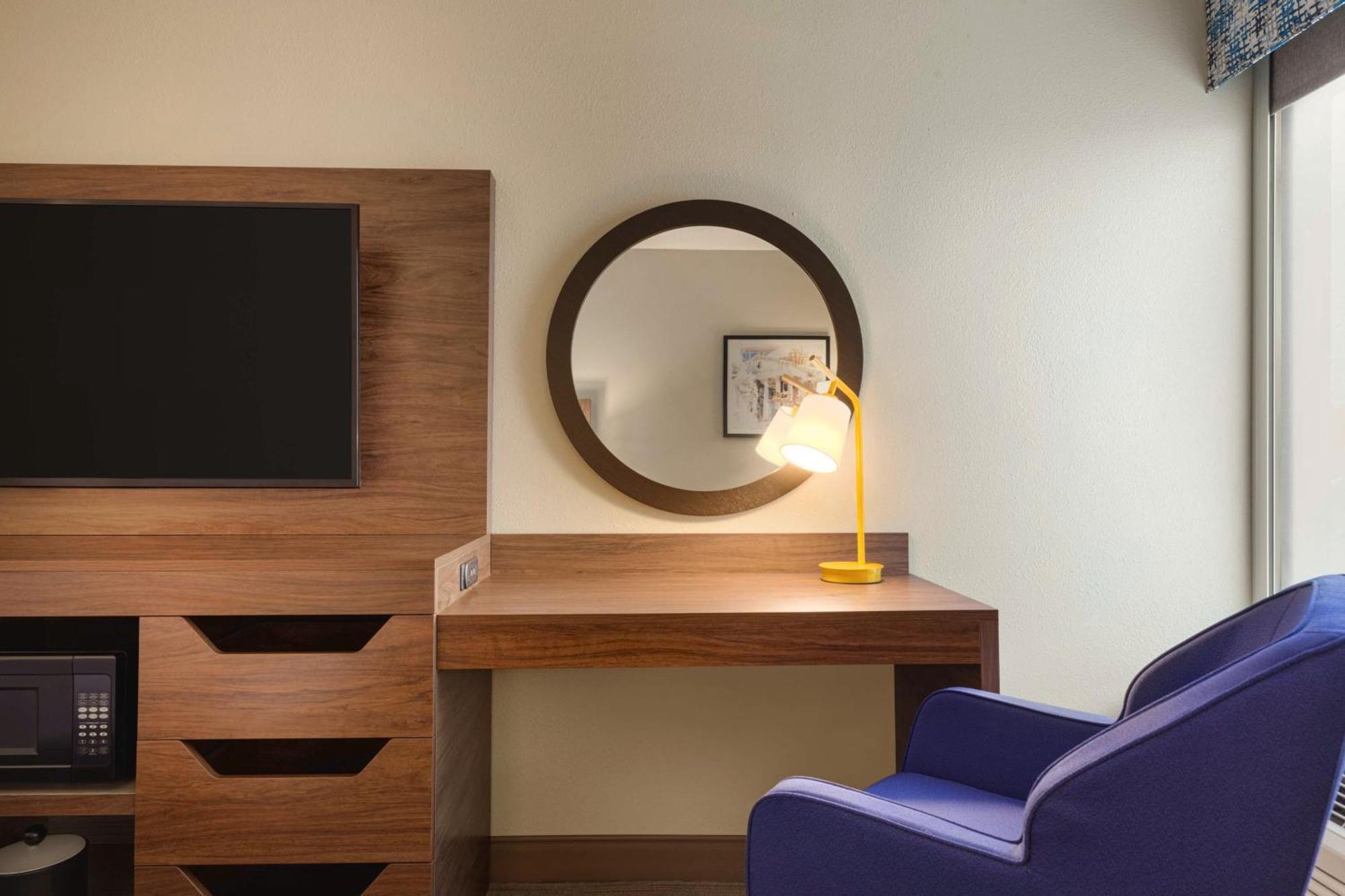 King Room Hearing Access or Non-Smoking