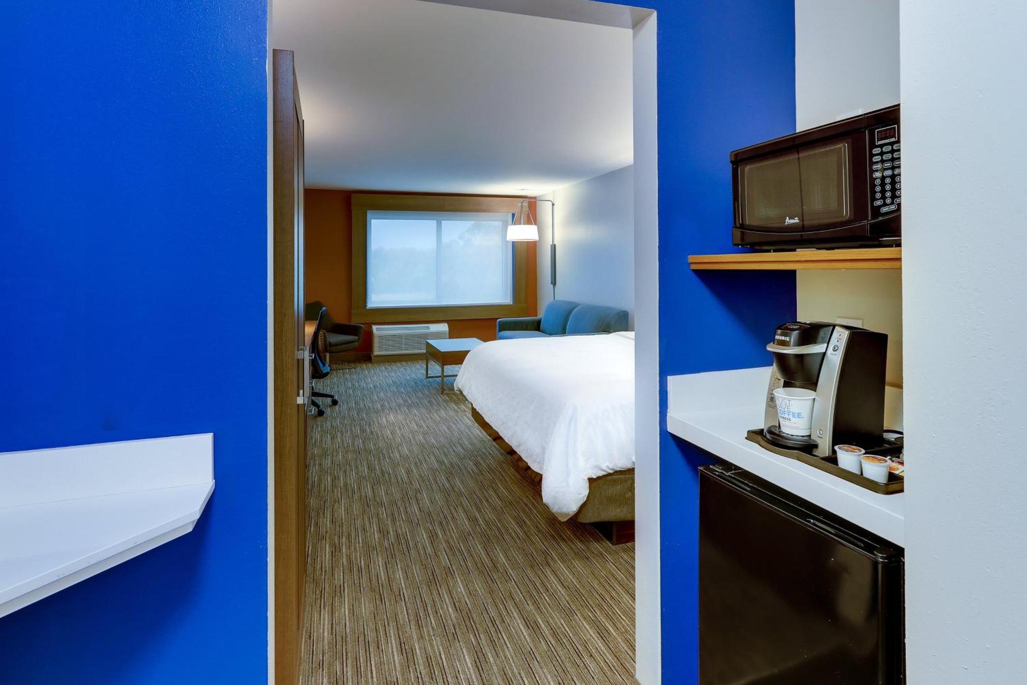 King Suite Hearing Accessible or Non-Smoking