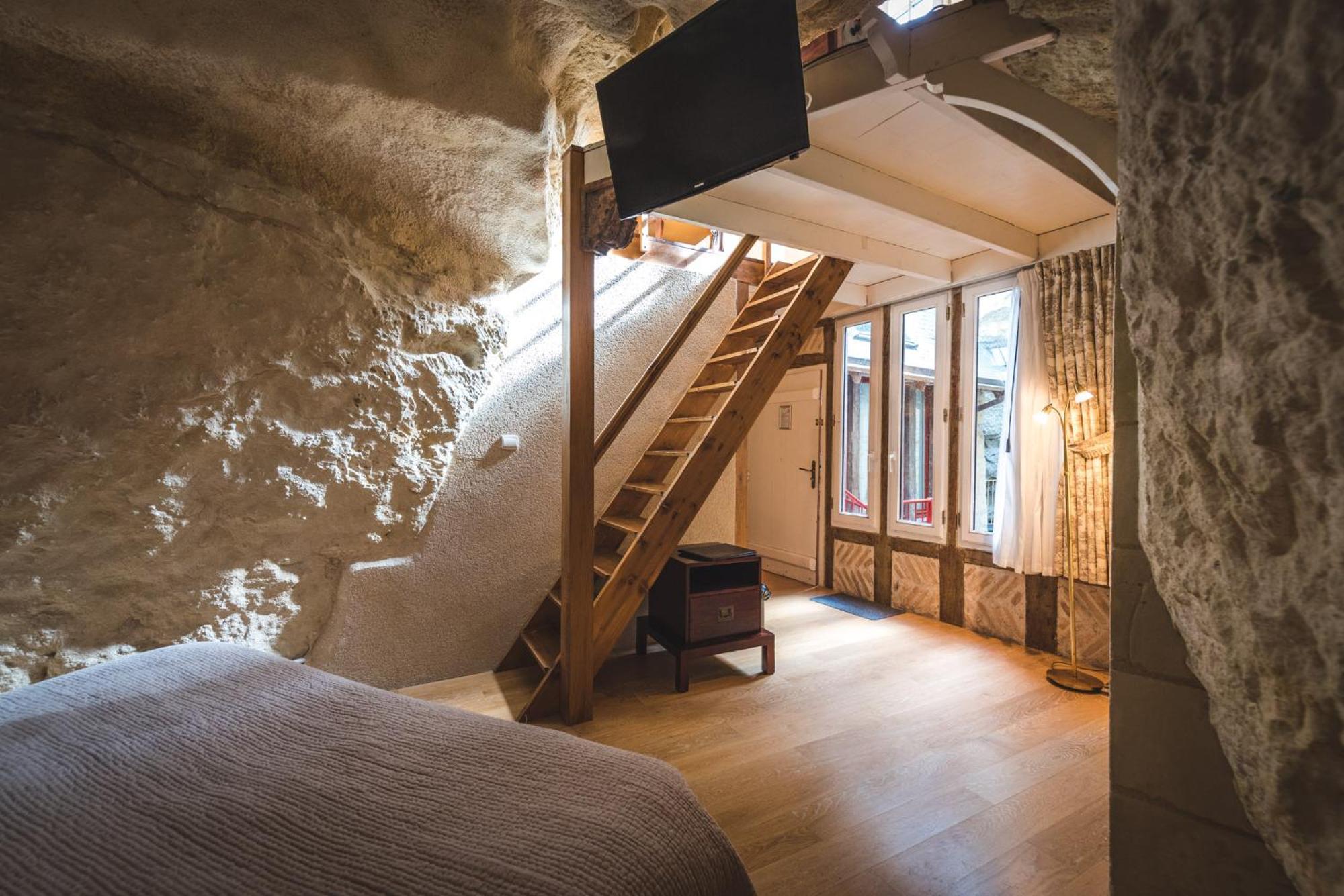 Double Room Pool View Cave