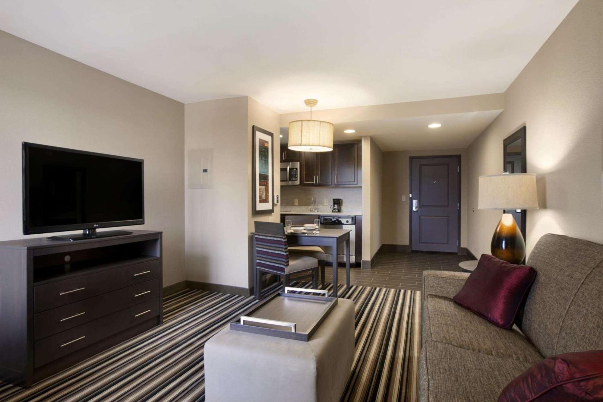 One-Bedroom Queen Suite Two Queen Beds Non-Smoking