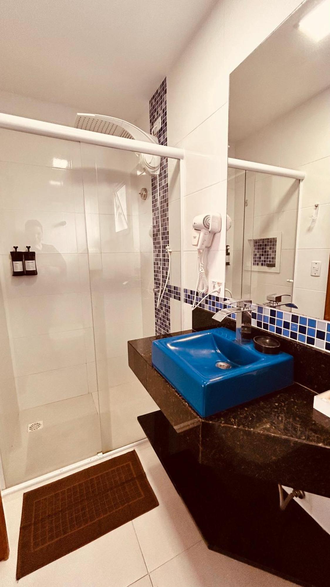 Quarto Triplo com Vista para a Piscina