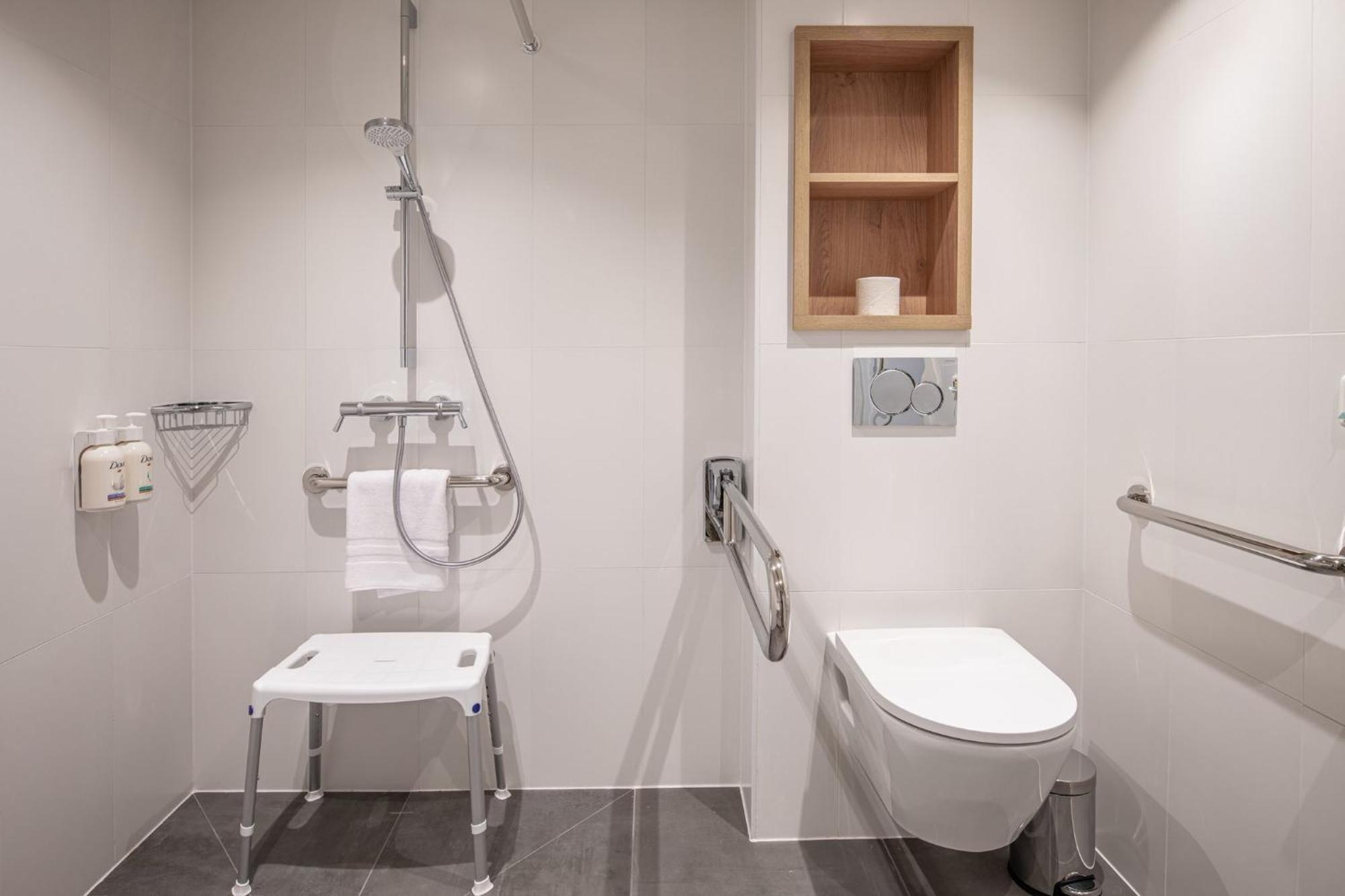Standard Queen Room Accessible