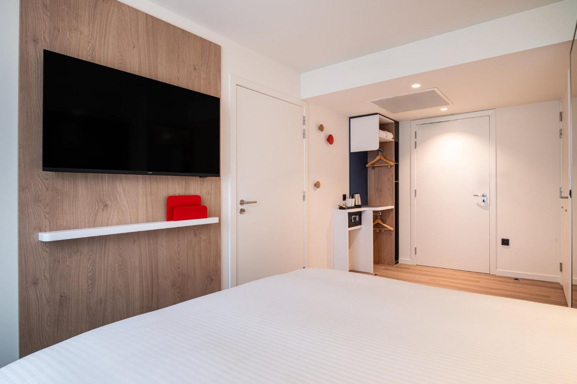 Standard Queen Room Accessible