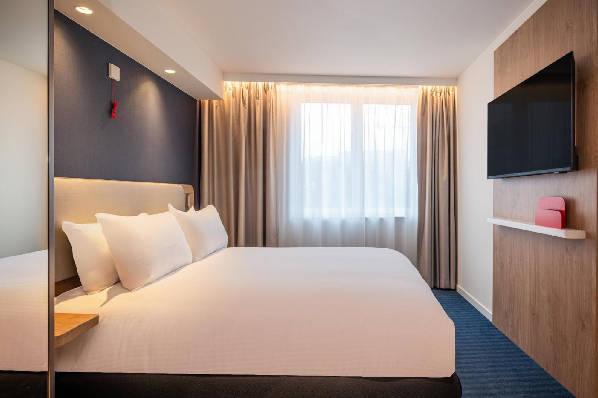 Standard Queen Room Accessible