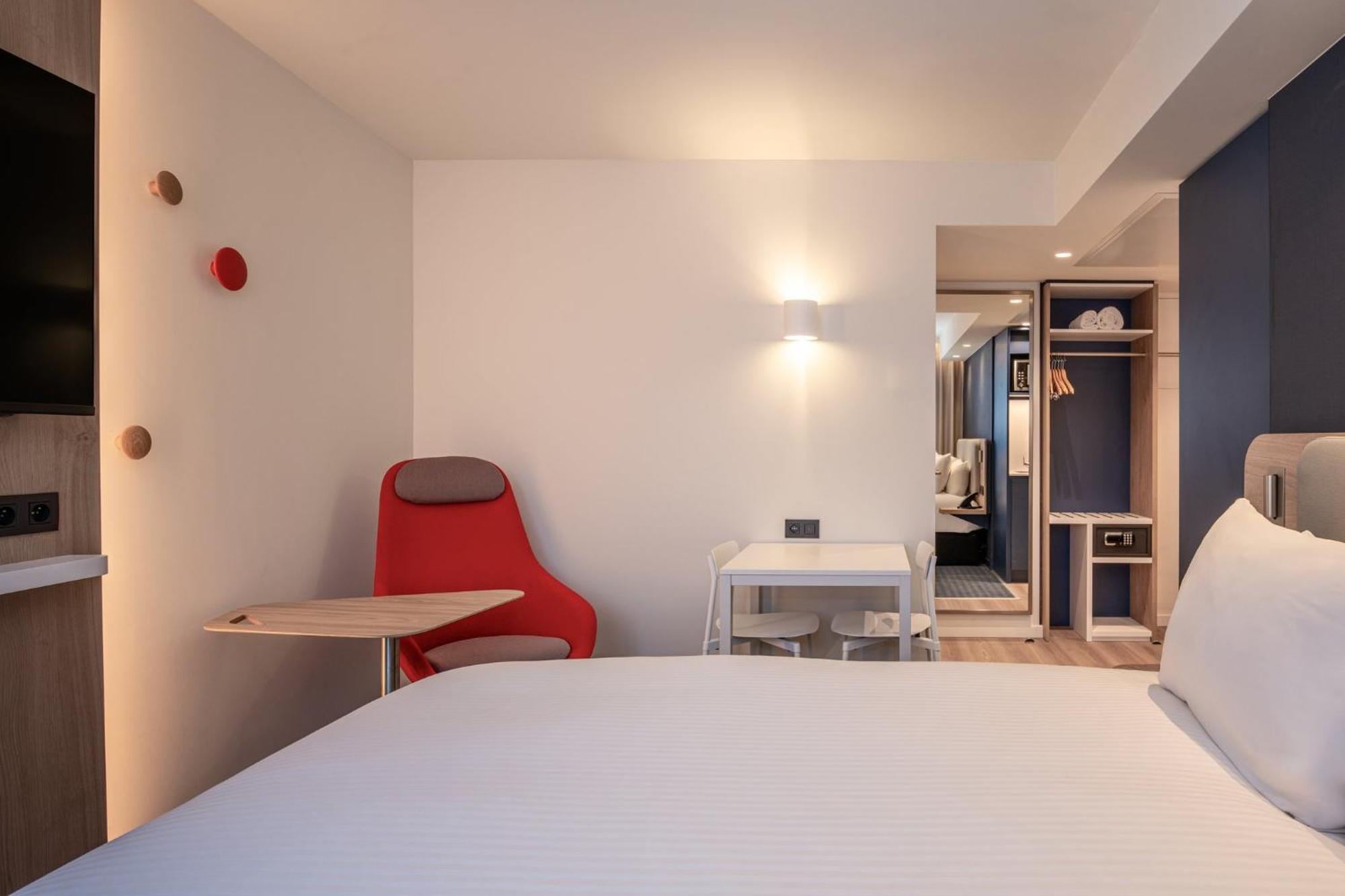 Queen Suite Kitchenette