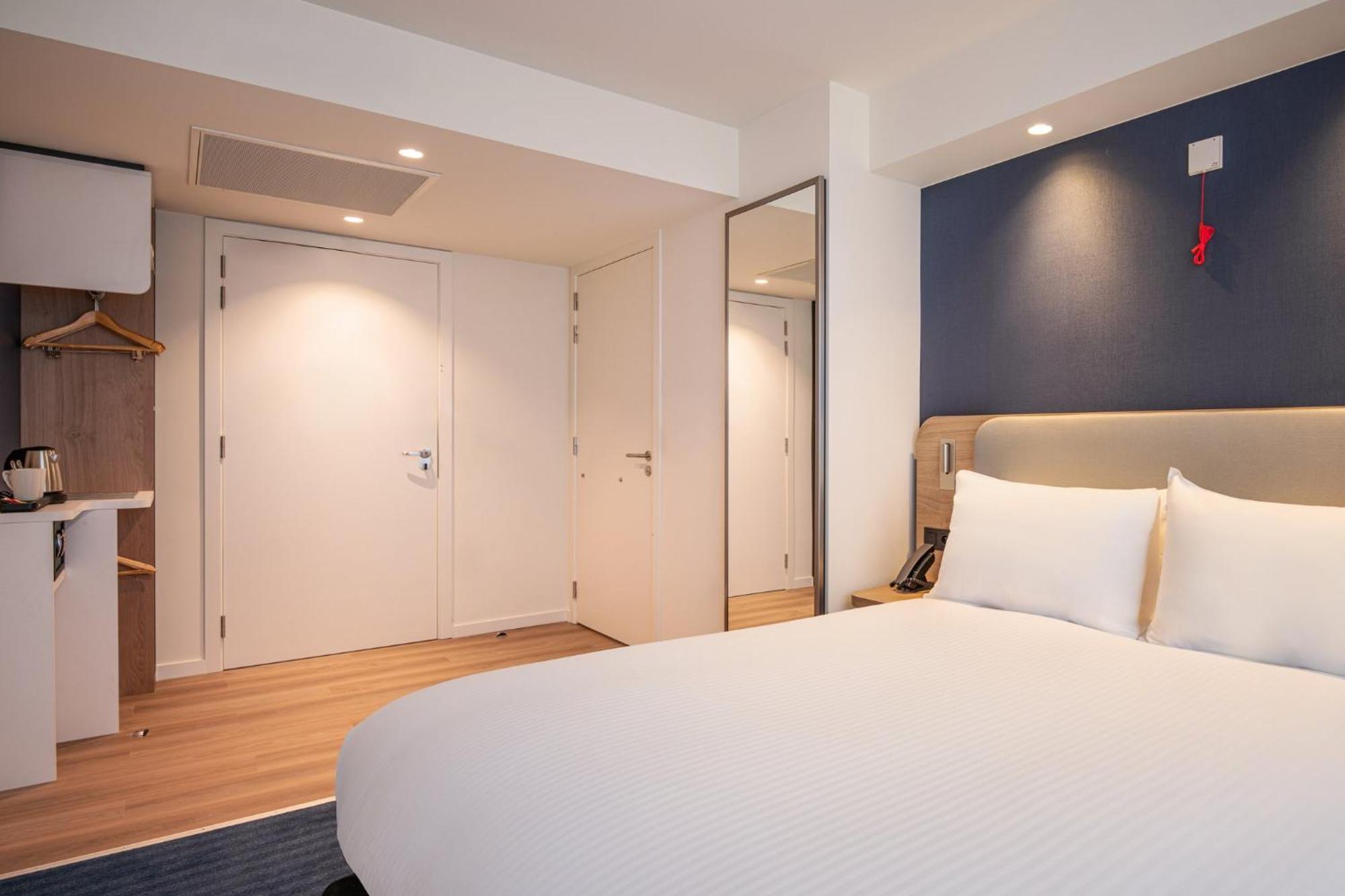 Standard Queen Room Accessible