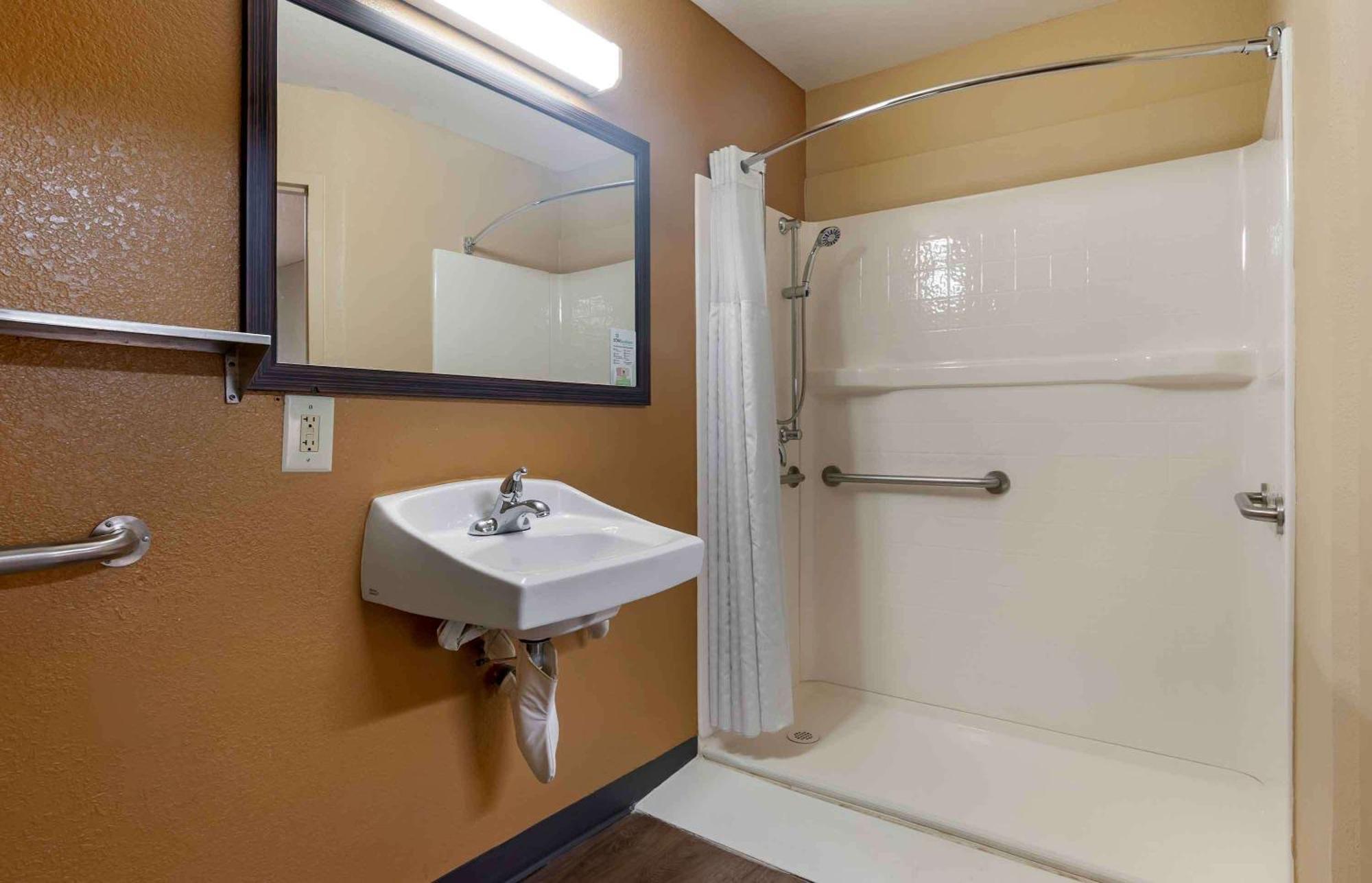Queen studio 1 Queen Bed Disability Access or Non-Smoking